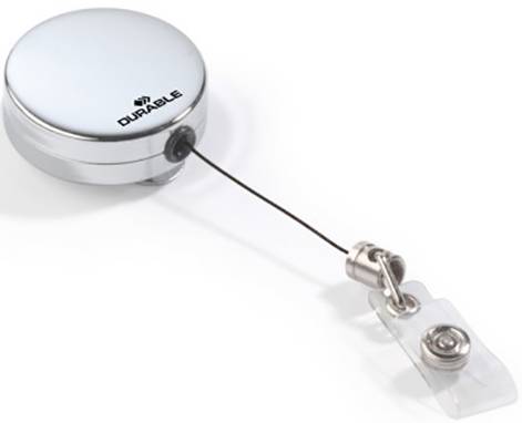 Silberner Ausweishalter mit Aufrollmechanismus, abgebildet mit einer Metallklemme, die an einem transparenten Band befestigt ist.