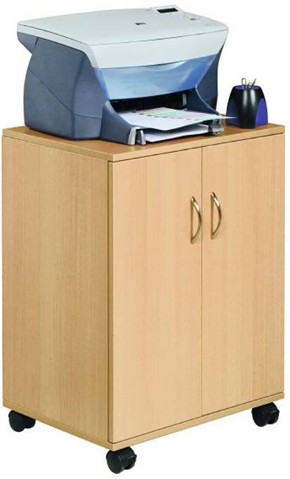 Drucker auf einem hölzernen Schrank mit Rollen; der Drucker gibt gerade ein bedrucktes Blatt aus. Rechts neben dem Drucker steht ein Stifthalter.