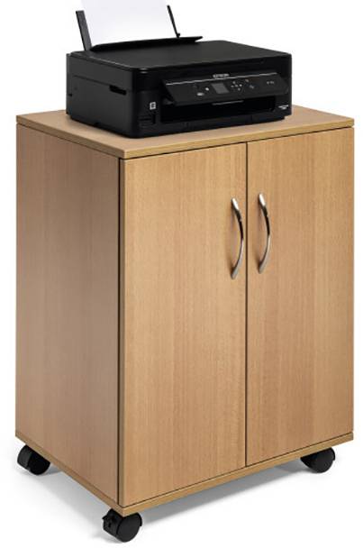 Ein Drucker steht auf einem rollbaren Holzschrank mit Doppeltüren.