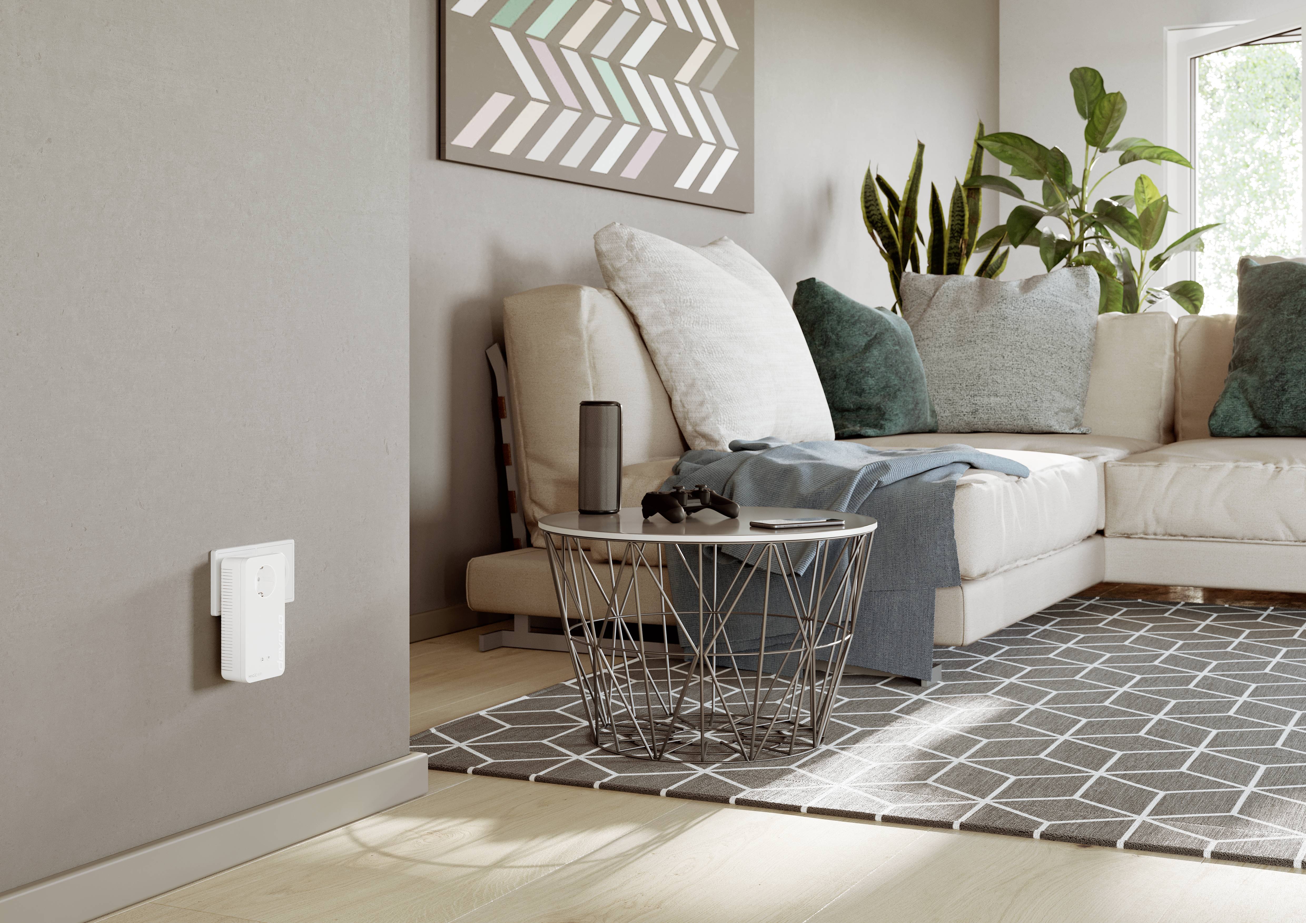 Helles Wohnzimmer mit beiger Couch, modernen Kissen und Tisch. Zimmerpflanzen und Wandkunst verleihen dem Raum eine gemütliche Atmosphäre.