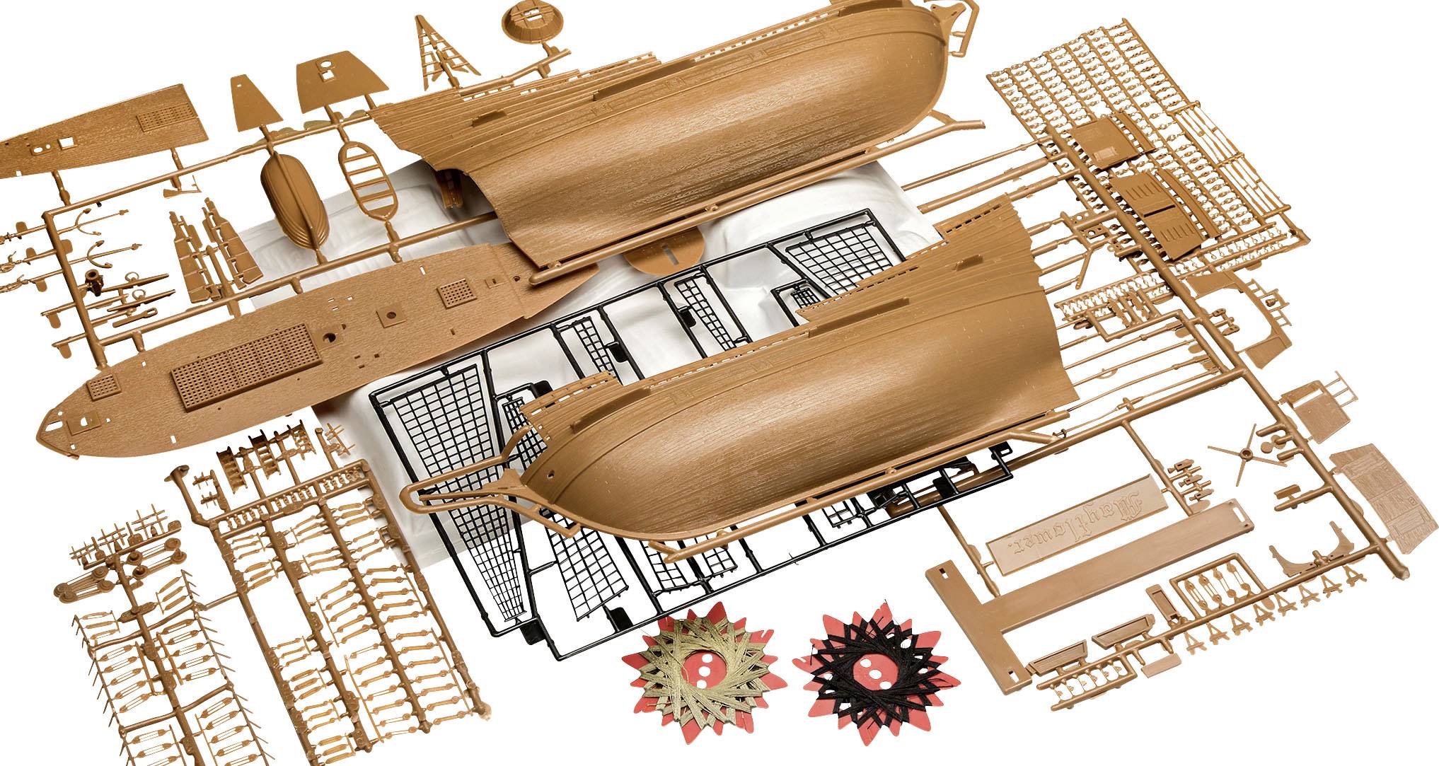 Bausatz für ein Modellschiff, bestehend aus braunen und schwarzen Kunststoffteilen, einschließlich Rumpf und kleineren Komponenten.