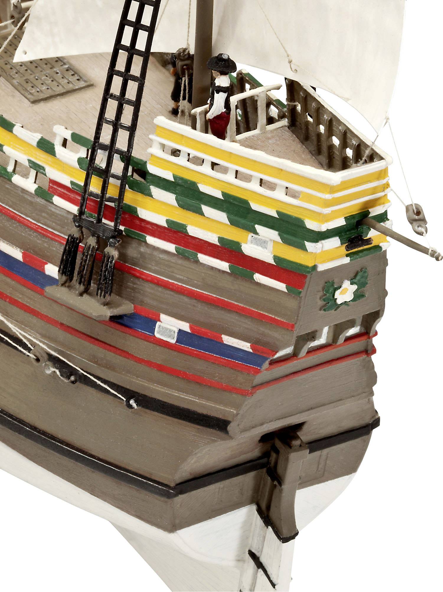 Modell eines historischen Segelschiffs mit bunten Streifen. Der Bug zeigt Details wie ein Galionsfigur und Takelage.