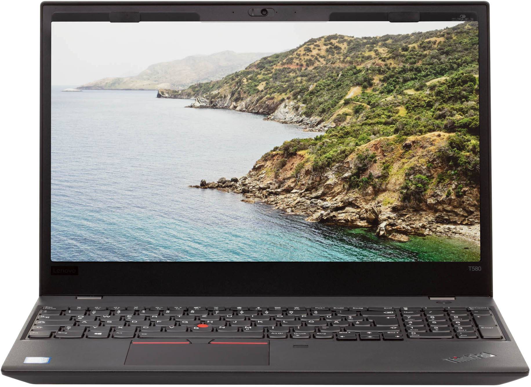 Ein geöffneter Laptop mit einem Bildschirm, der eine Küstenlandschaft zeigt. Der Laptop hat eine schwarze Tastatur und ein Trackpad.