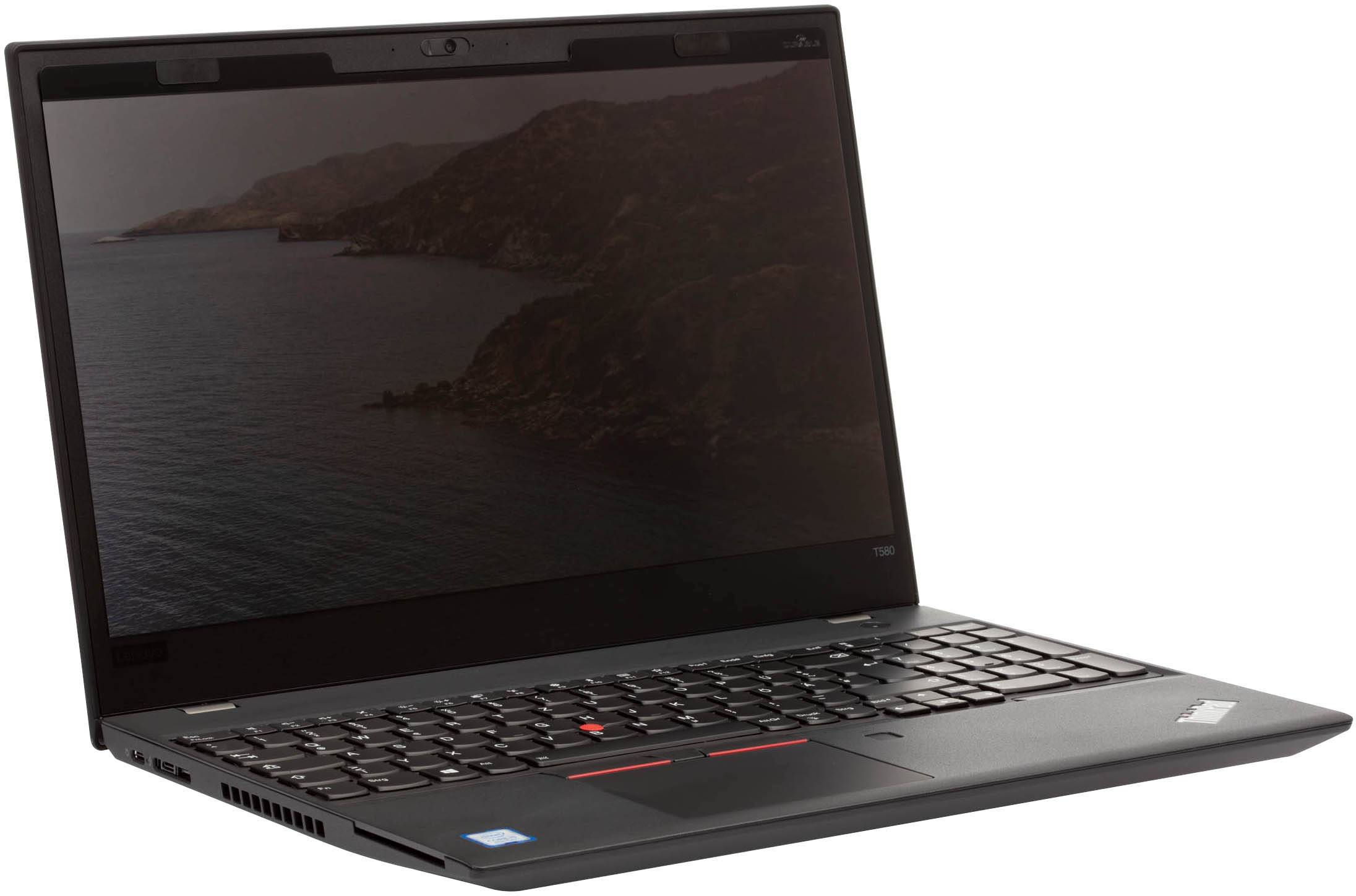 Ein geöffneter Laptop auf einem Tisch, mit einem Bild eines Küstenpanoramas auf dem Bildschirm.