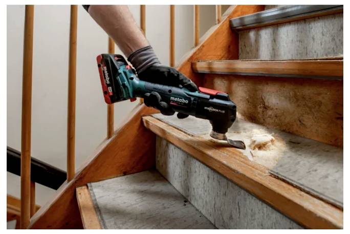 Technische Zeichnung eines elektrischen Elektrowerkzeugs mit Seiten-, Vorder- und Draufsicht mit Abmessungen und beschrifteten Details. Werkzeug der Marke „Metabo