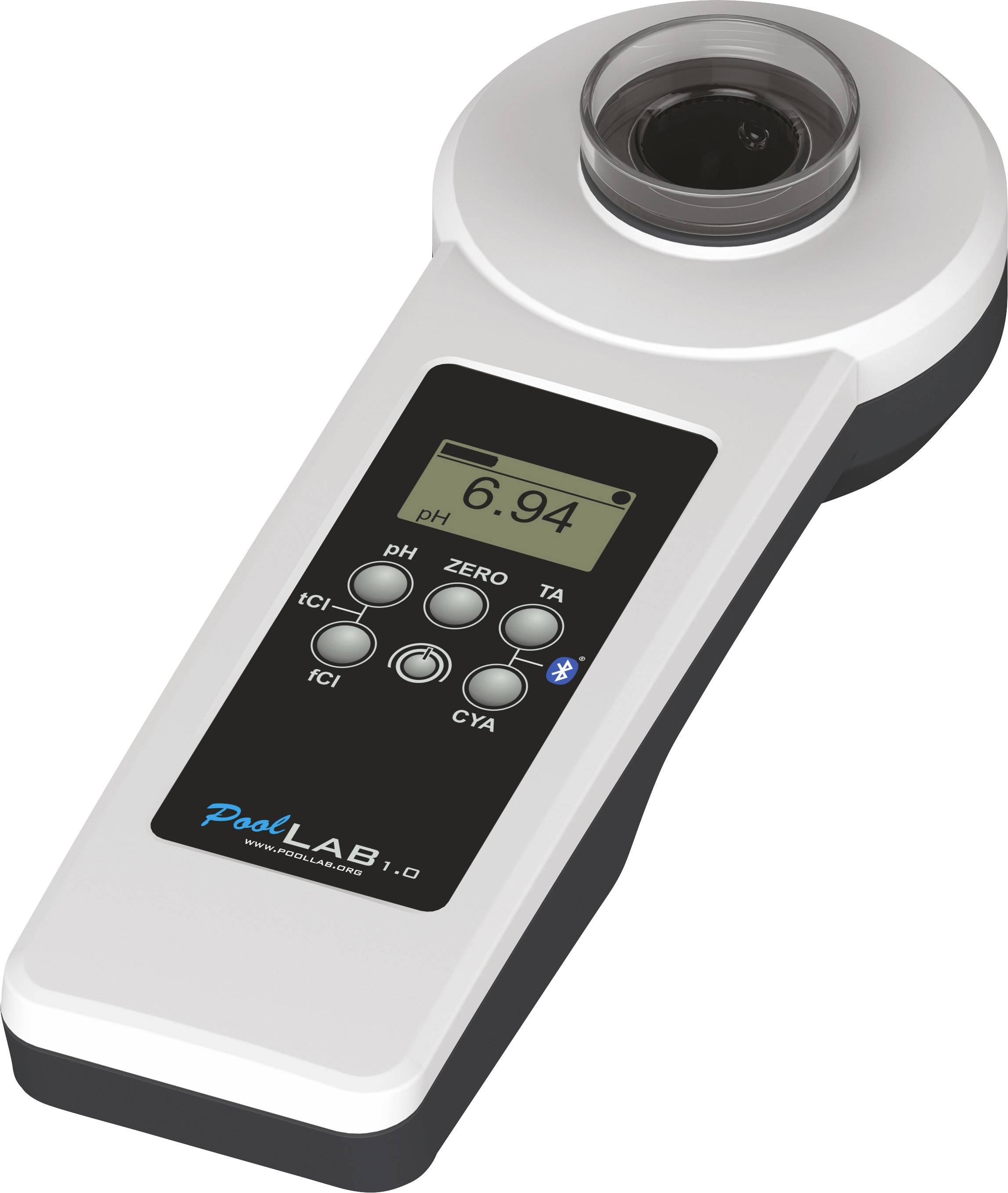 Ein digitales Wassertestgerät zeigt einen pH-Wert von 6,94 an. Es hat Tasten für 'ZERO', 'TA', 'Cl', 'Cl2', und 'CYA'. Verwendet in der Wasseranalyse.