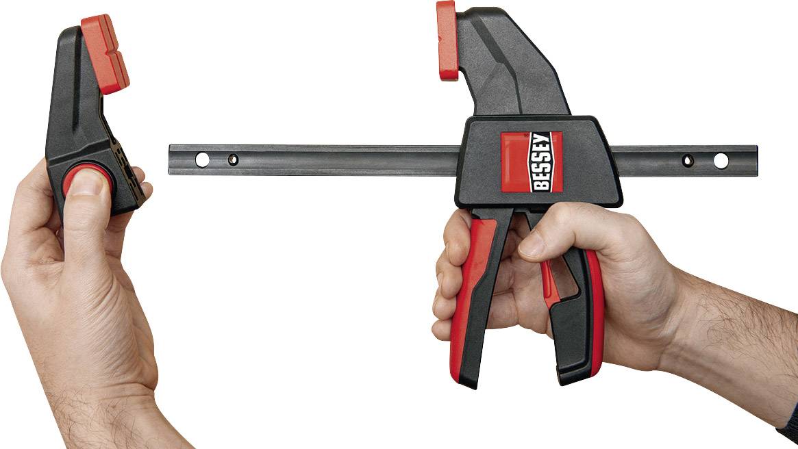 Eine Hand hält eine rote und schwarze Klemme, während die andere Hand das Ende einer zweiten Klemme zeigt.