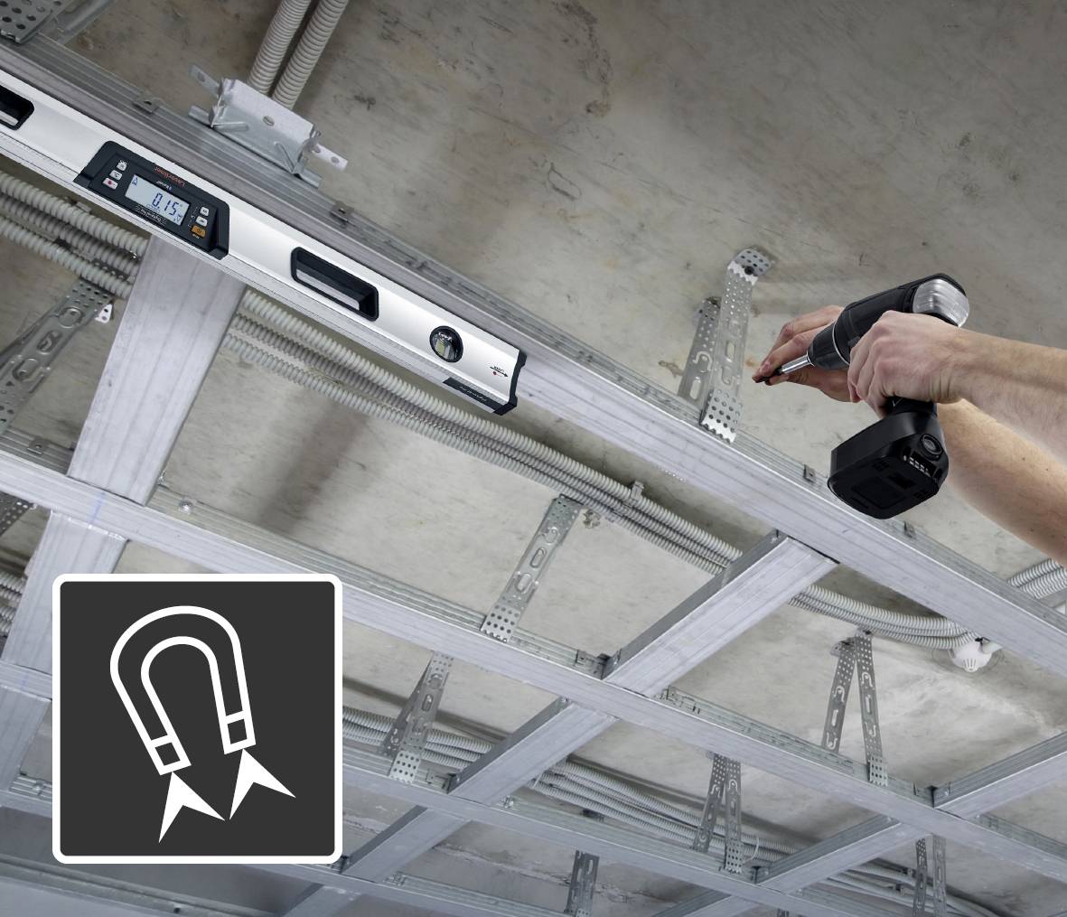 Person verwendet Bohrmaschine zur Installation einer Metallkonstruktion an der Decke. Magnet-Symbol zeigt Werkzeug befestigen.