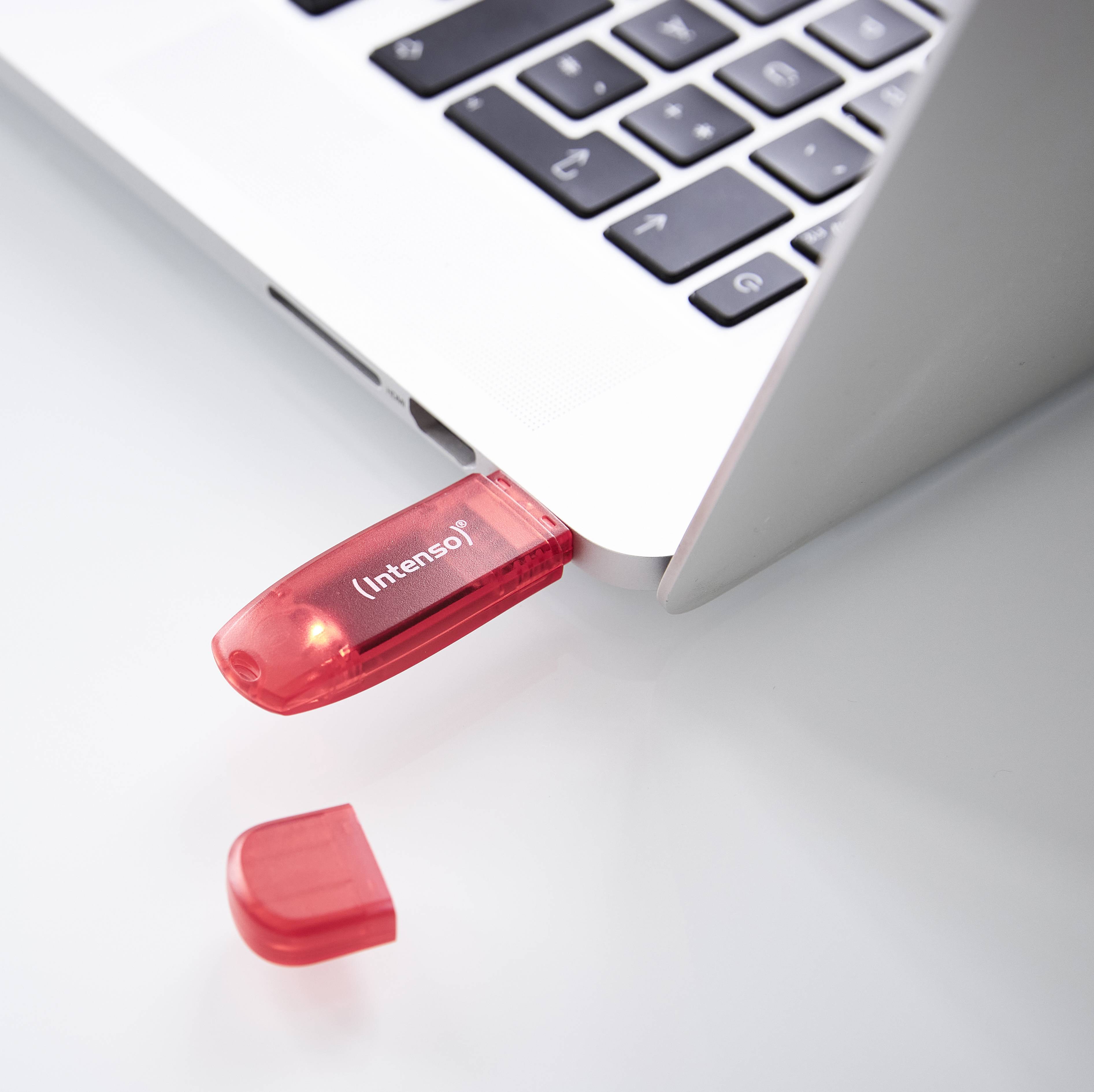 Roter USB-Stick eingesteckt in einen Laptop.