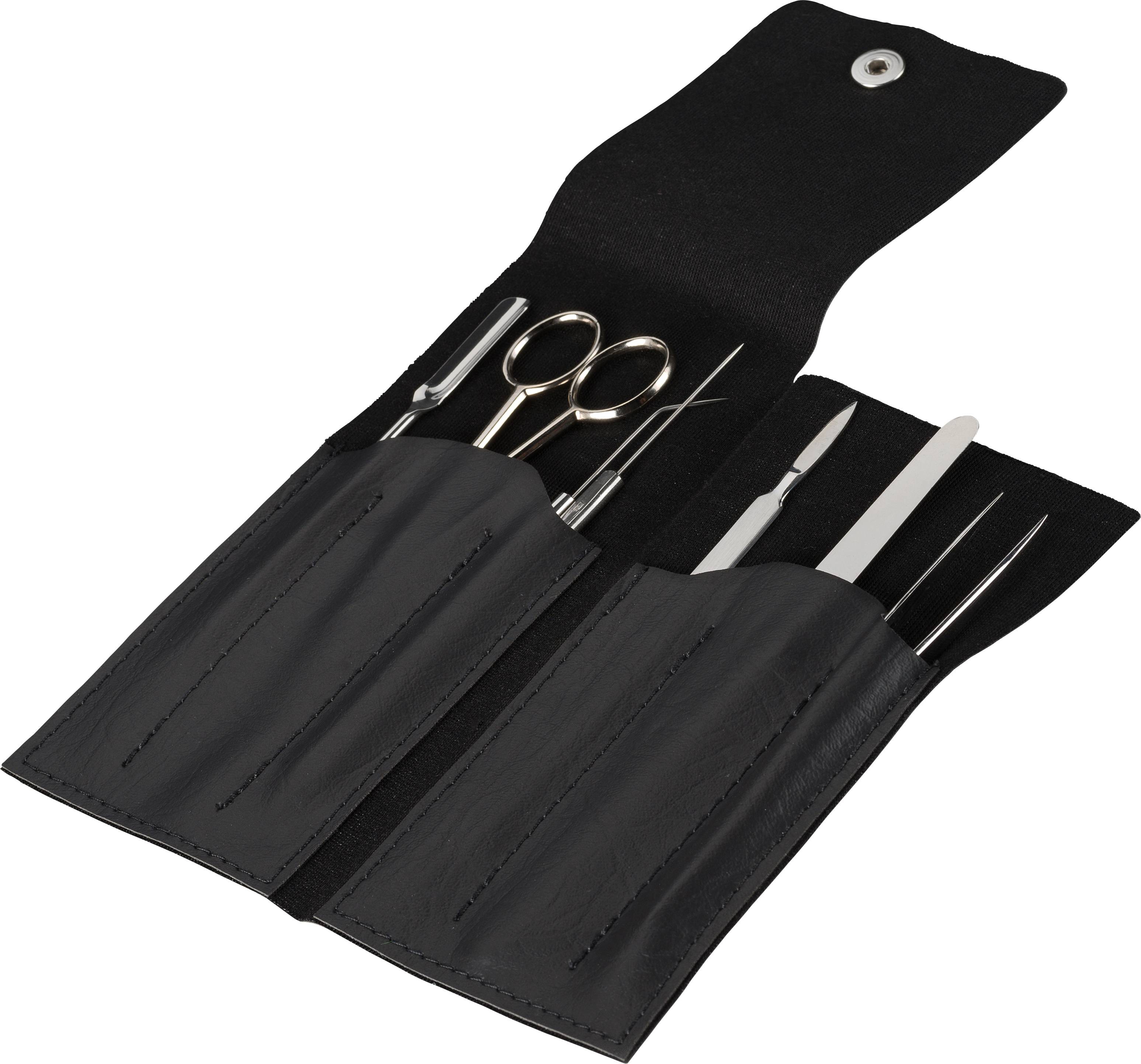 Ein geöffneter schwarzer Lederetui mit einem silbernen Knopf, der verschiedene Metallwerkzeuge wie Scheren, Pinzetten und Feilen enthält.