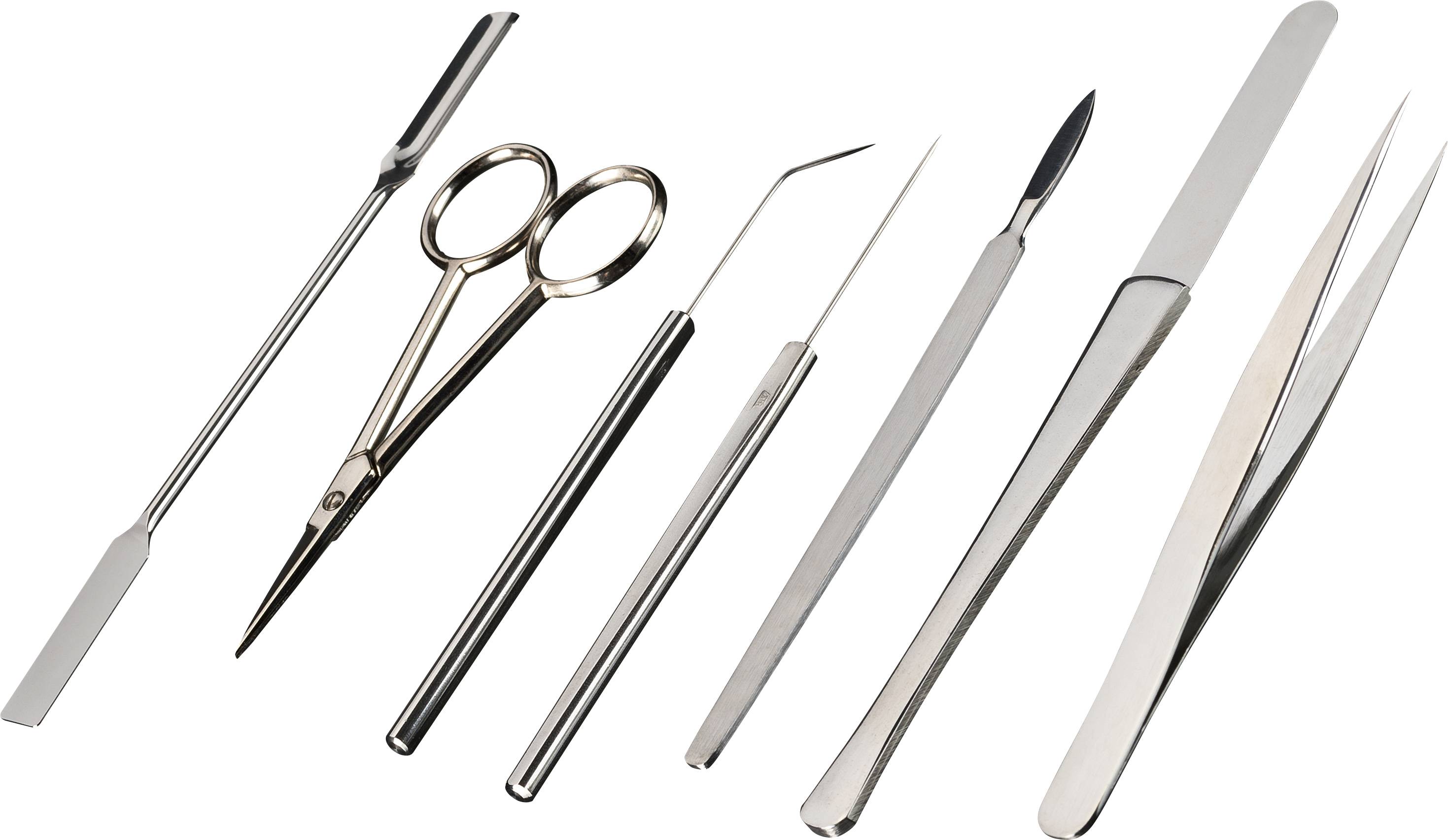 Ein Set von sieben chirurgischen Werkzeugen, darunter Schere, Pinzette und Skalpelle, angeordnet nebeneinander auf weißem Hintergrund.