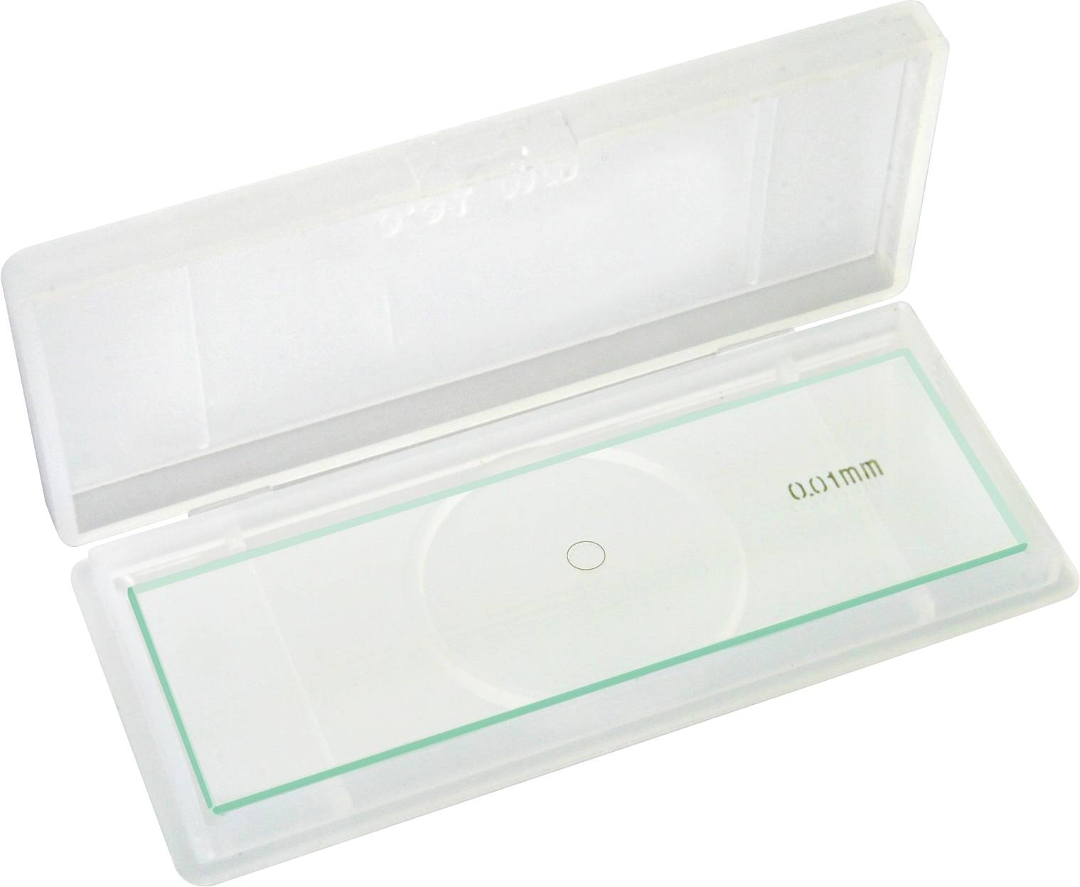 Ein Mikroskop-Objektträger in einer offenen Plastikbox mit einem quadratischen Muster, das eine 0,01 mm Maßangabe zeigt.