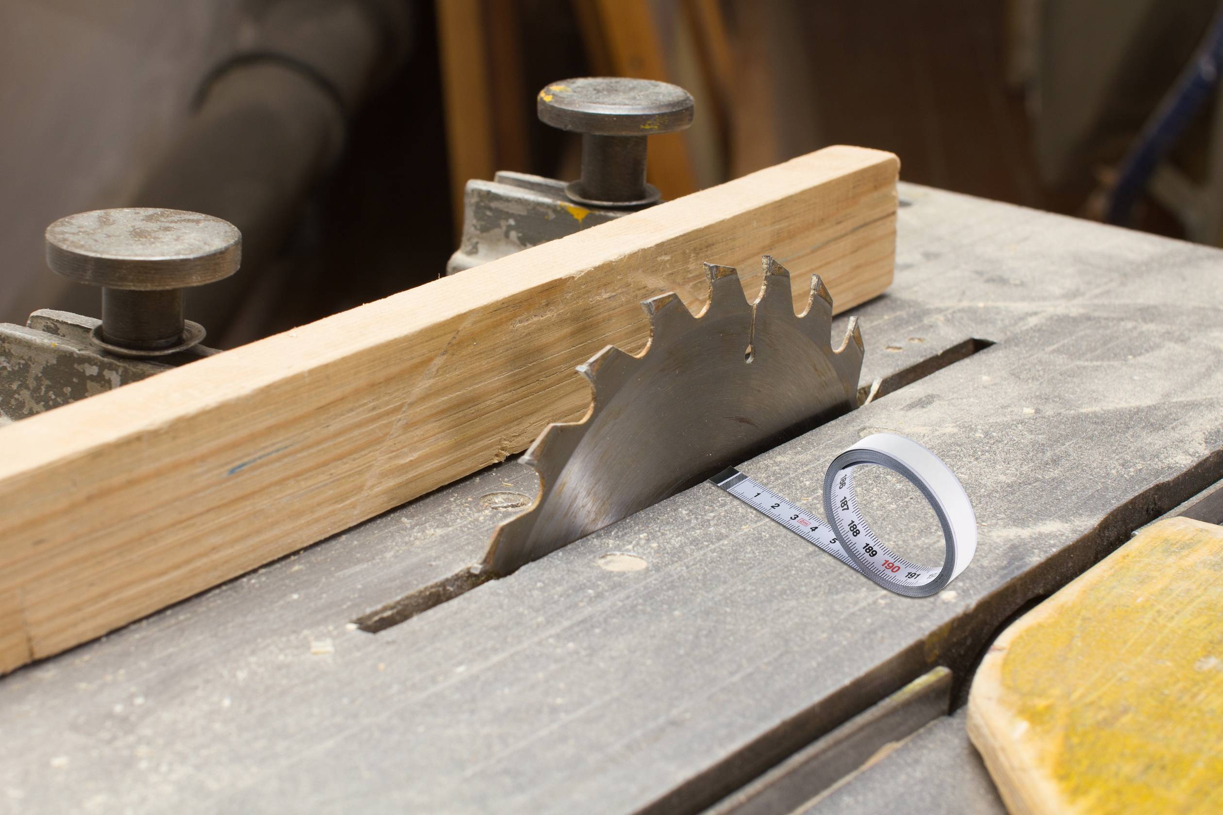 Tischkreissäge mit Maßband zur Tiefenmessung.