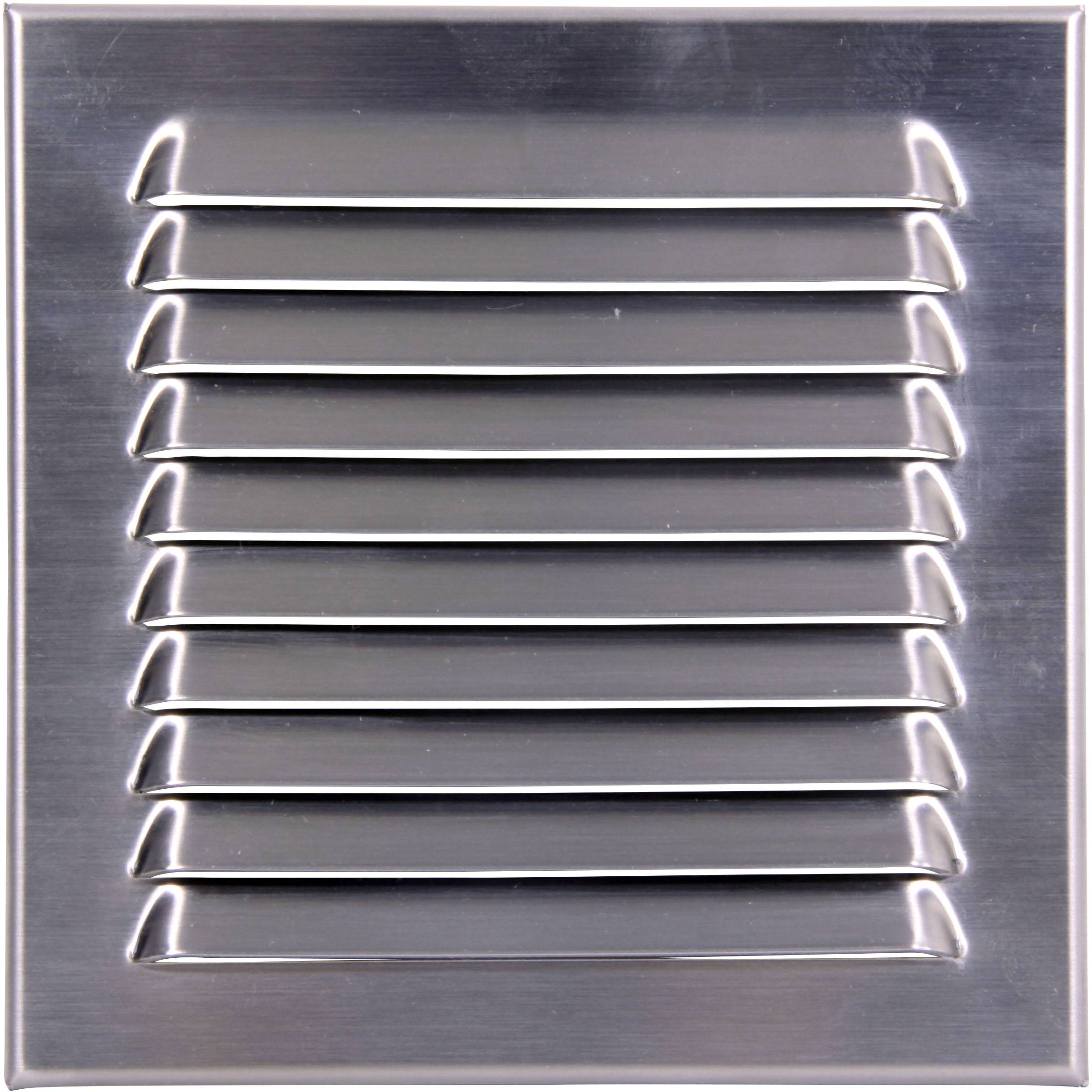 Eine silberne Lüftungsabdeckung mit horizontalen Lamellen, die auf einem metallischen Hintergrund angebracht ist.