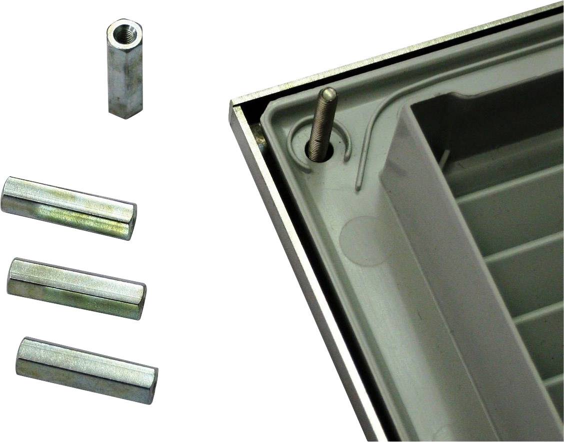 Nahaufnahme eines Elektronikgehäuses mit Schrauben und Abstandshaltern, gezeigt in der Nähe der Gehäuseöffnung zur Montage.