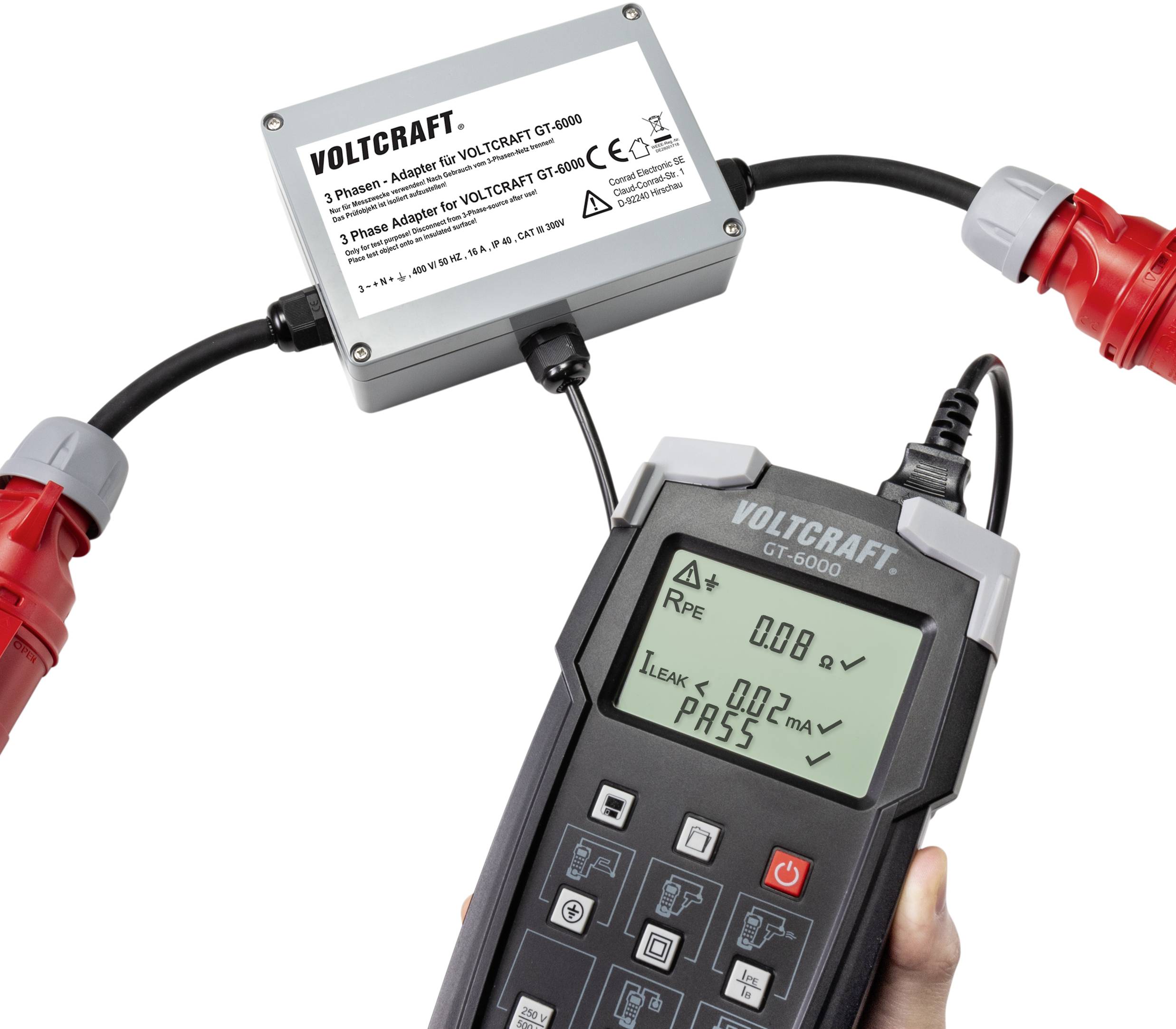 'Voltcraft GT-4000B' Prüfgerät wird zur Überprüfung von elektrischen Verbindungen verwendet. Display zeigt Messwerte und Status 'PASS'.