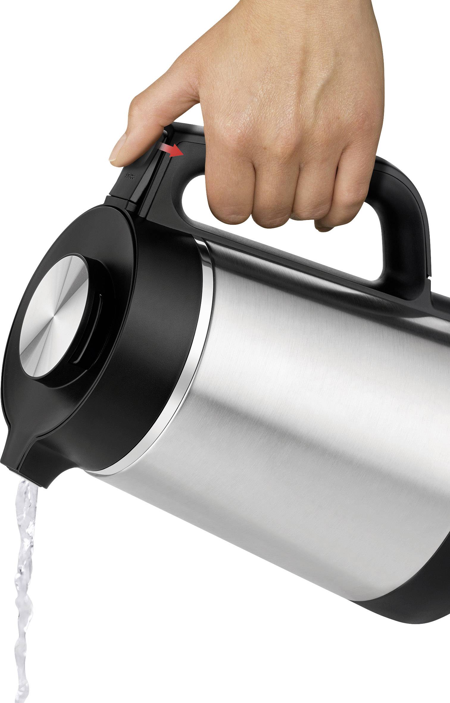 Eine Hand hält eine silberne, zylindrische Thermoskanne und gießt Wasser aus.