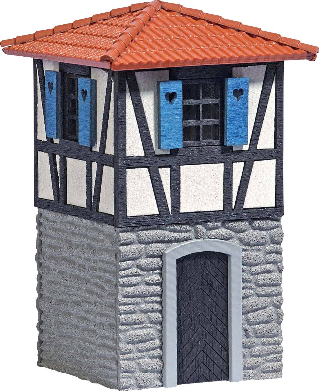 Ein Modell eines mittelalterlichen Fachwerkturms mit grau gestapeltem Steinsockel, weißen Wänden und blauen Fensterläden.