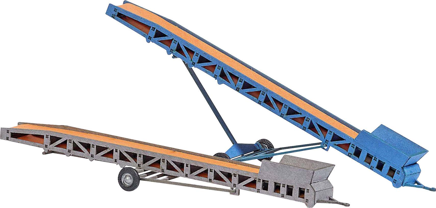 Zwei Förderbänder in Blau und Orange, eins auf einem Anhänger montiert, das andere schräg positioniert, für den Materialtransport.