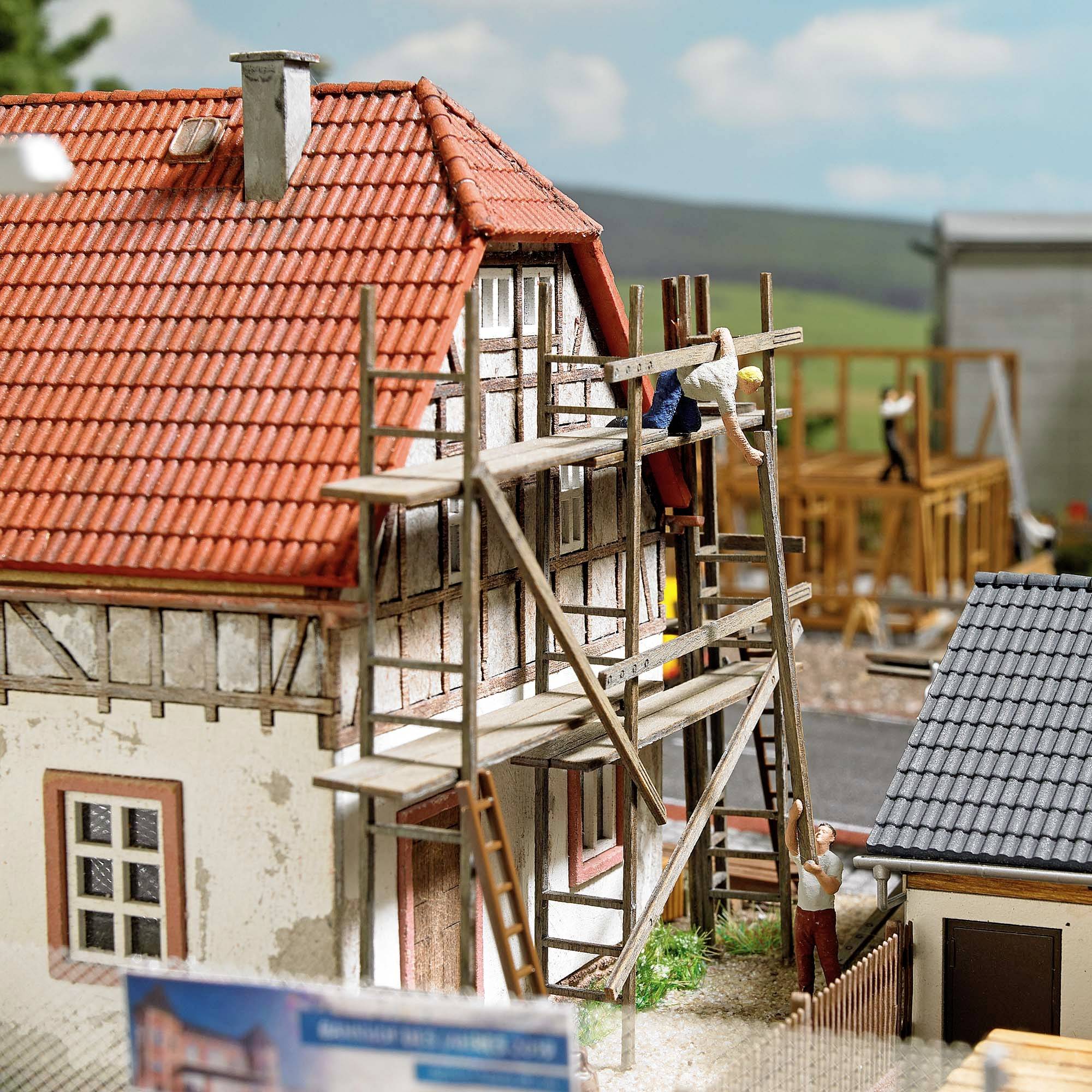 Busch 7901 H0 Baufahrzeug Modell Iveco Daly Transporter mit Gerüst und 2 Gerüstbauer