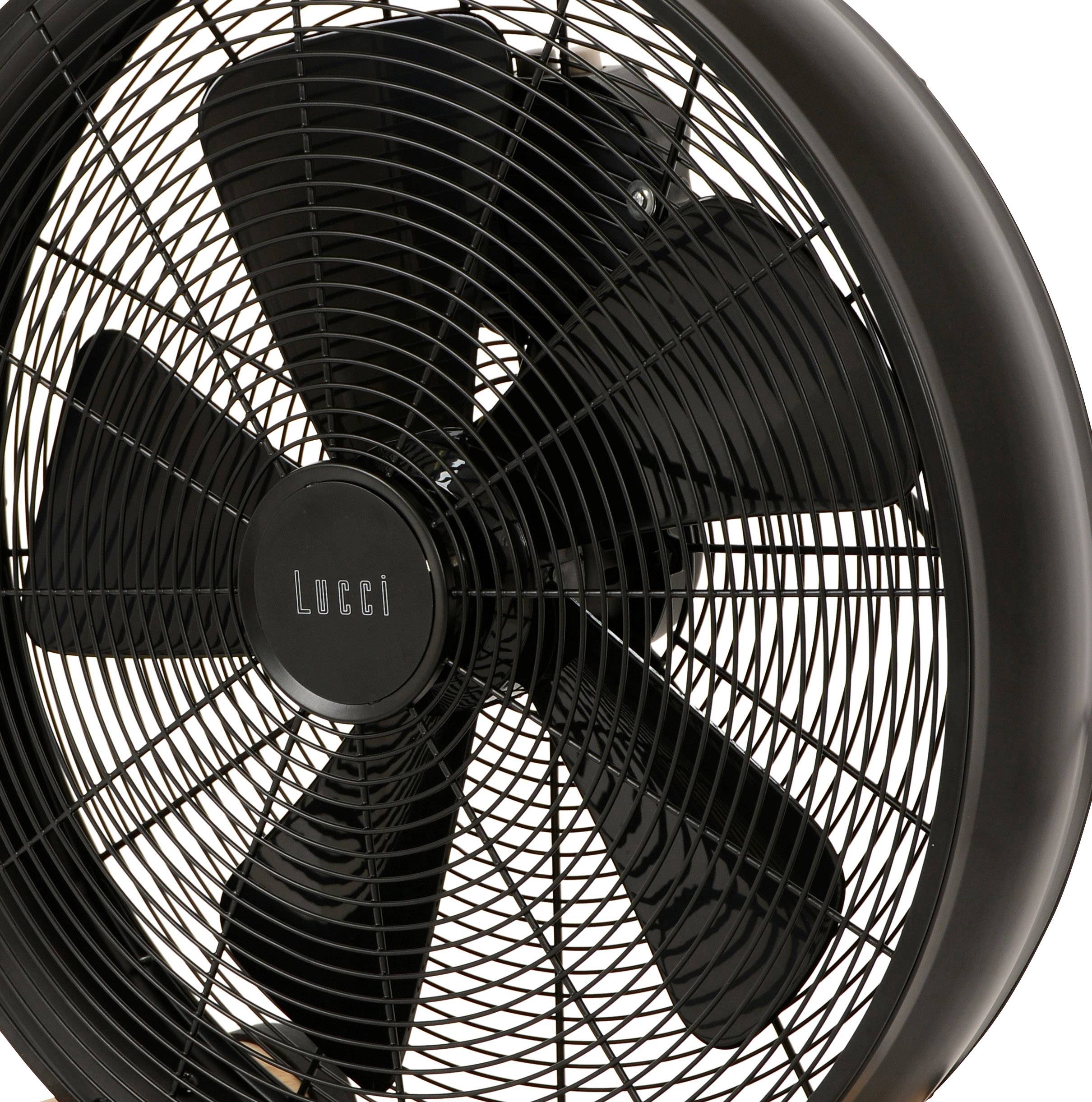 Ein schwarzer Ventilator mit fünf Rotorblättern steht frontal vor einem weißen Hintergrund. Links ist der Markenname aufgedruckt.