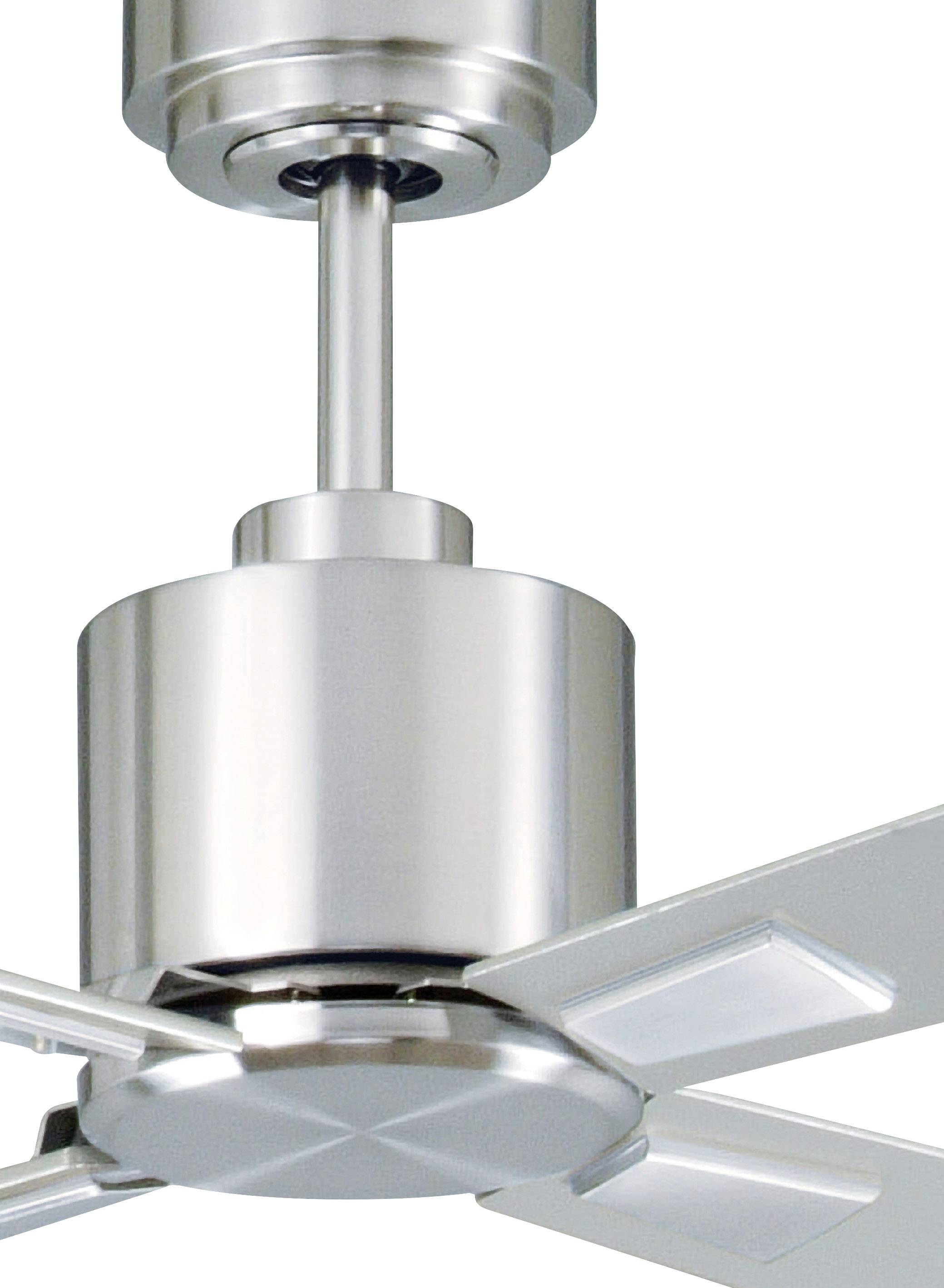 Ein moderner Deckenventilator aus gebürstetem Metall mit vier Flügeln. Der Ventilator hat ein schlichtes, zeitgemäßes Design.