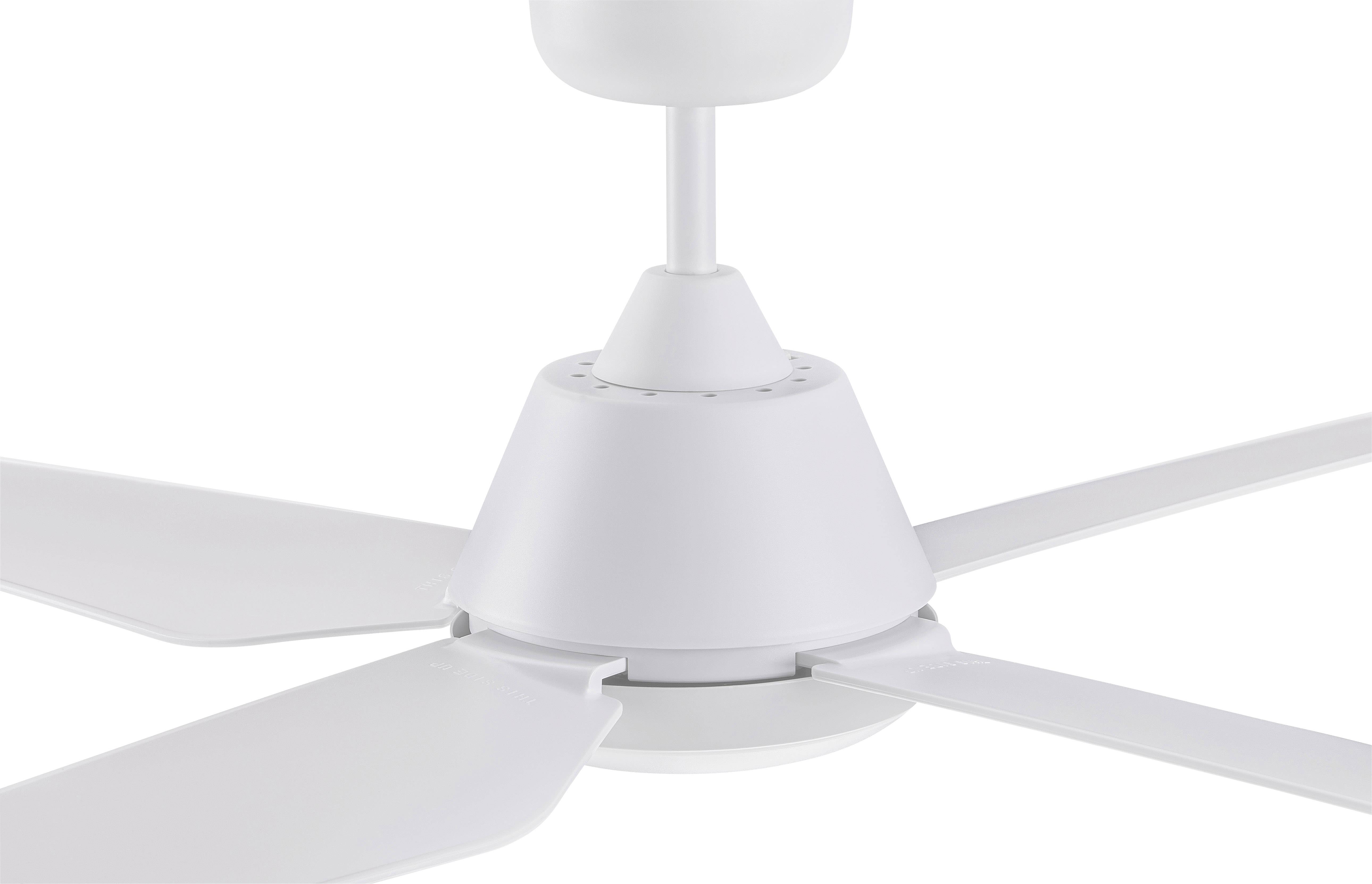 Ein weißer Deckenventilator mit vier Flügeln in Nahaufnahme, montiert an der Decke.
