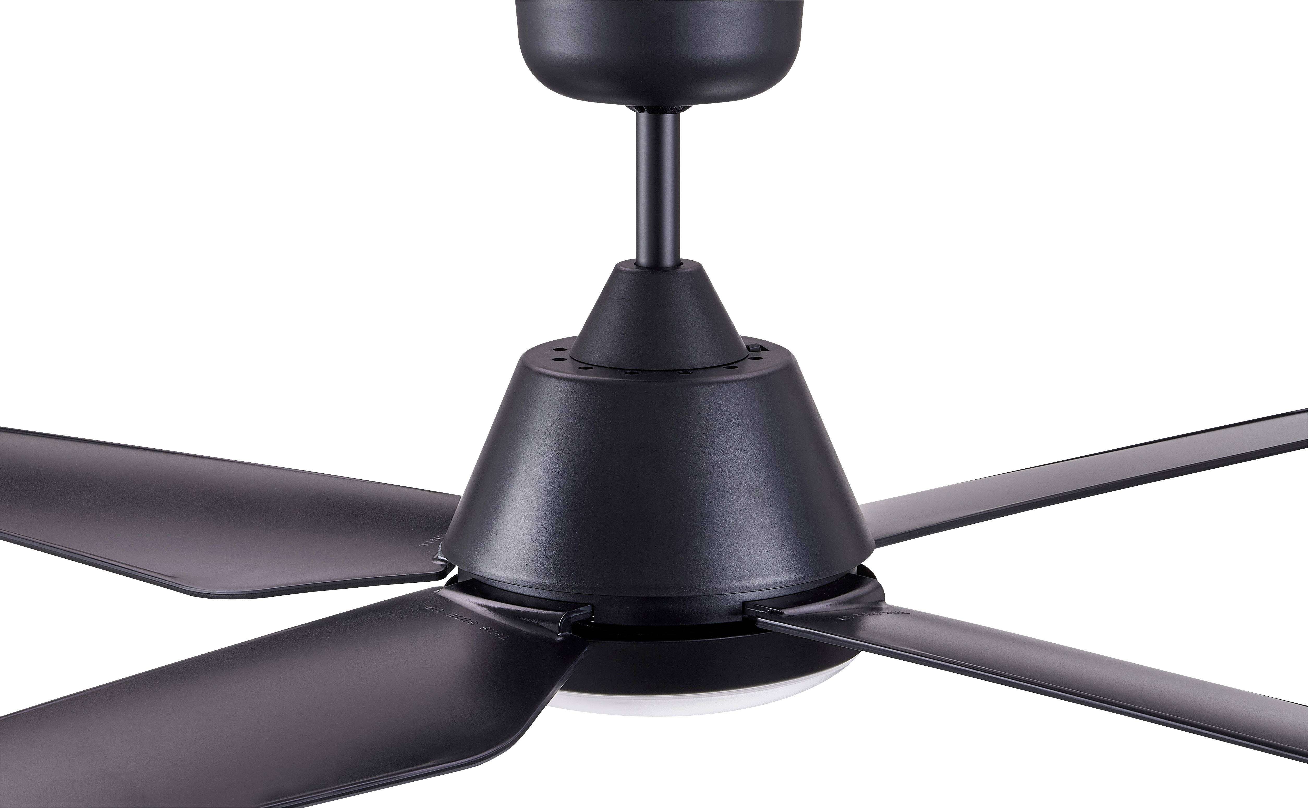 Ein schwarzer Deckenventilator mit vier Flügeln, montiert an einer Decke, zeigt eine moderne und minimalistische Gestaltung.