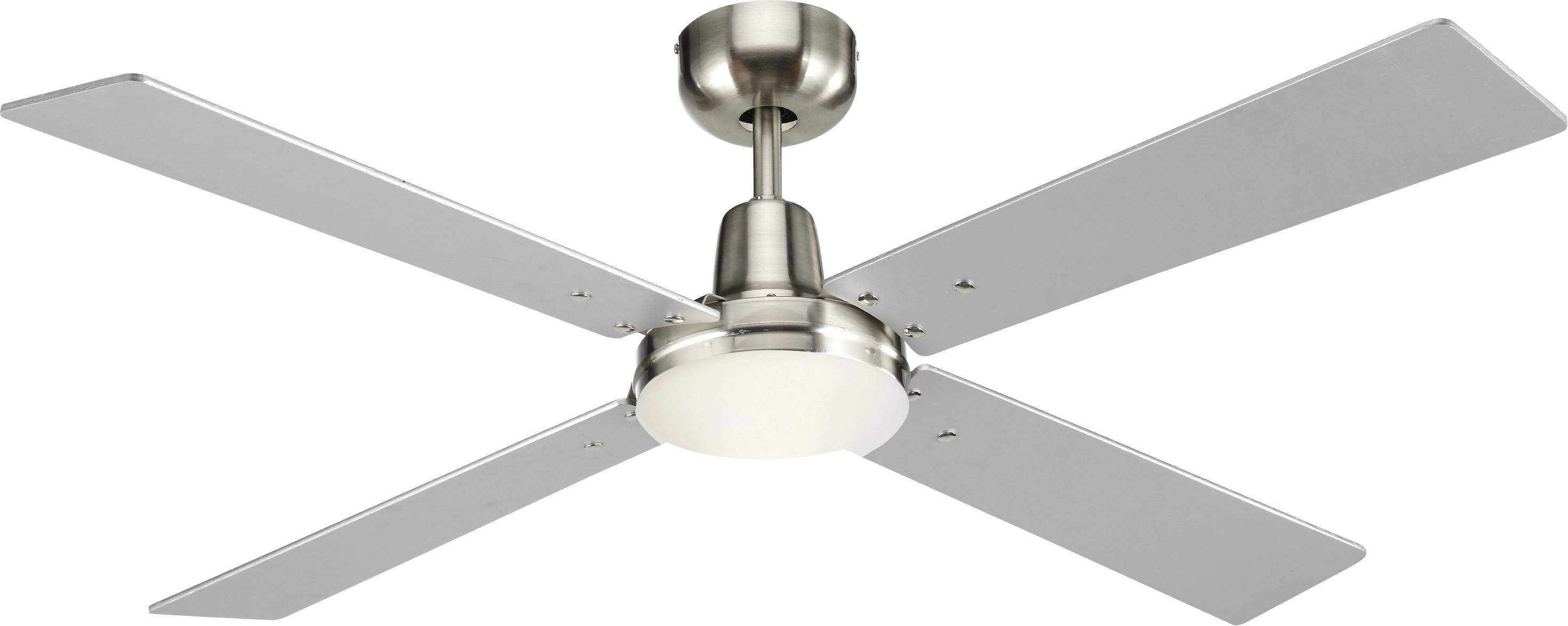 Silberner Deckenventilator mit vier flachen Metallflügeln und hell beleuchtetem Gehäuse, an einer Decke montiert.