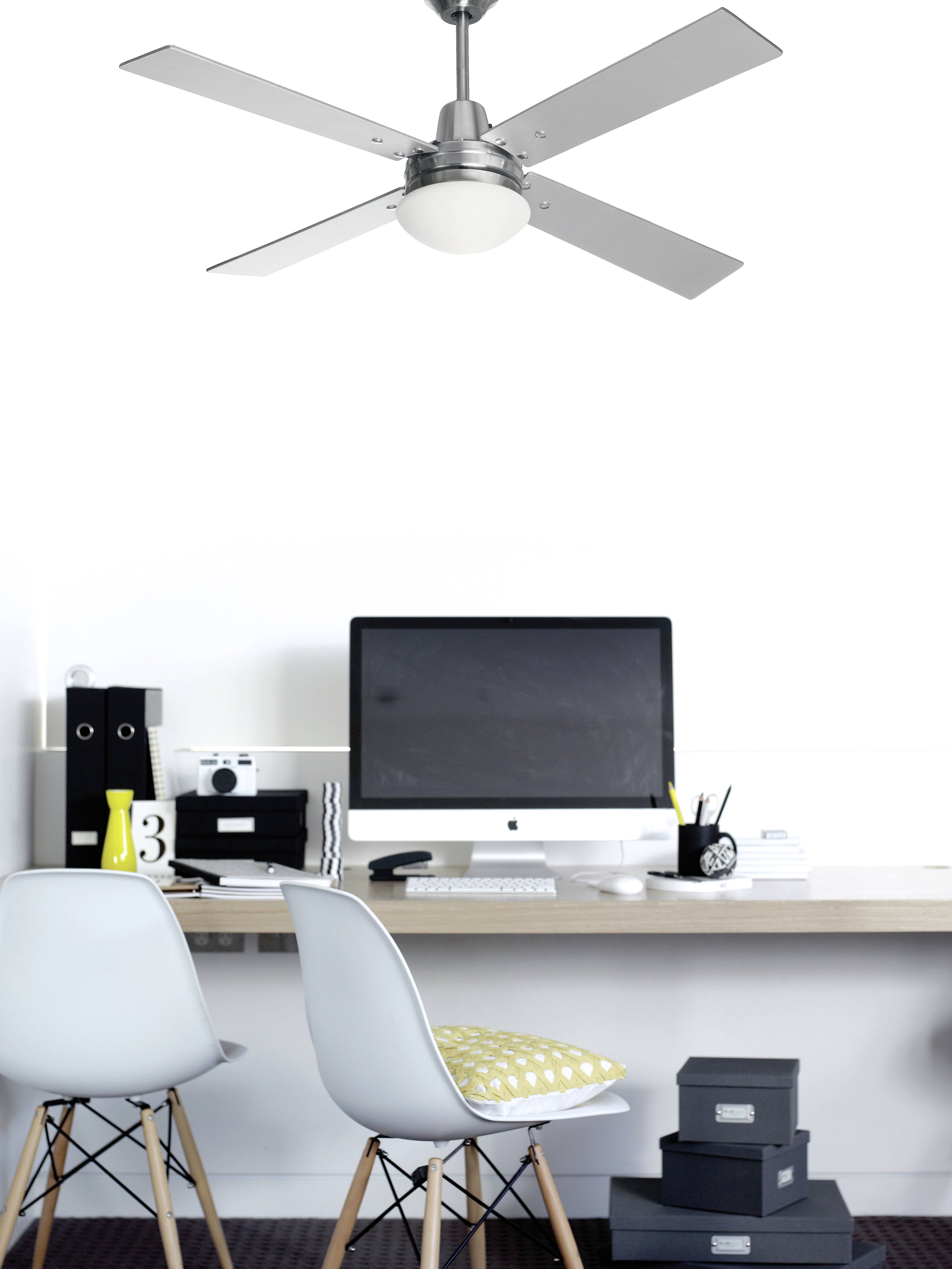 Ein moderner Arbeitsplatz mit zwei Stühlen, einem Computer, einem Ventilator an der Decke und Regalen mit Büchern und Ordnern.