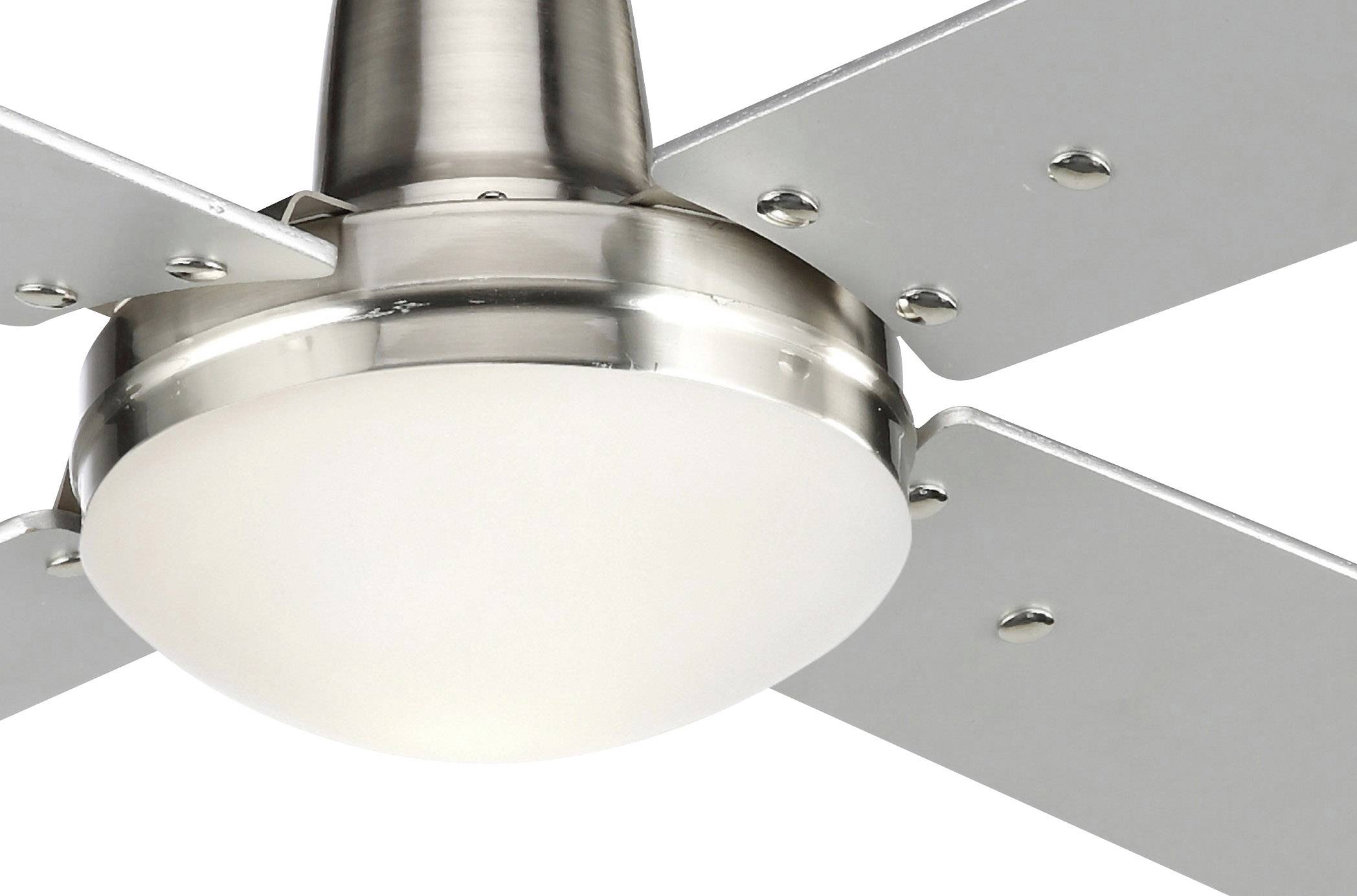 Deckenventilator mit silbernen Flügeln und eingebauter Leuchte in der Mitte.