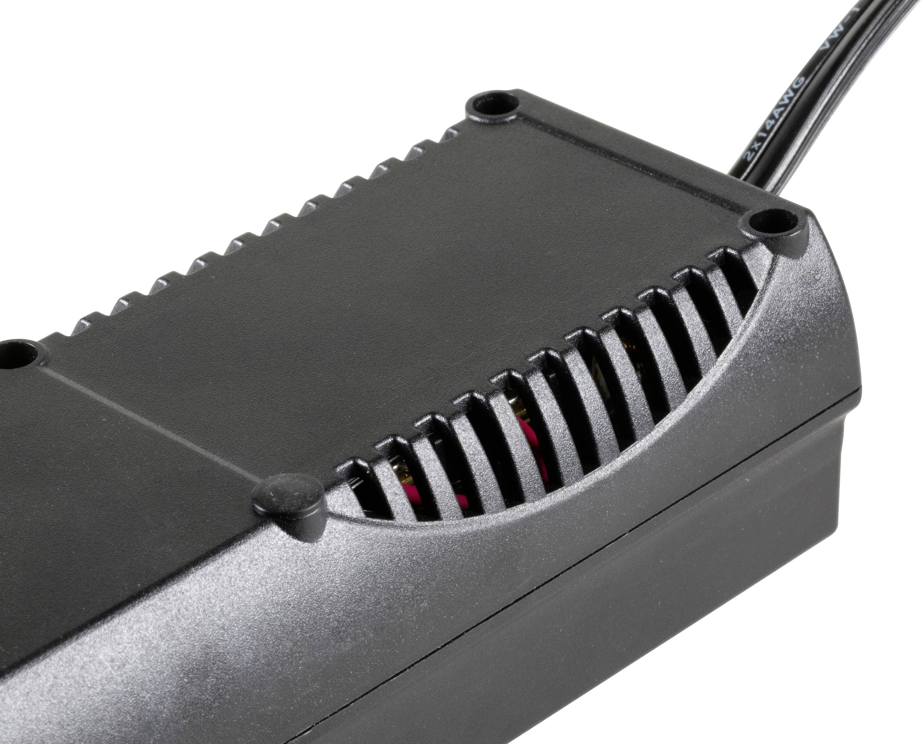 Ein schwarzer elektronischer Adapter mit Lüftungsschlitzen, teilweise sichtbar aus der Seitenansicht. Ein schwarzes Kabel ist angeschlossen.
