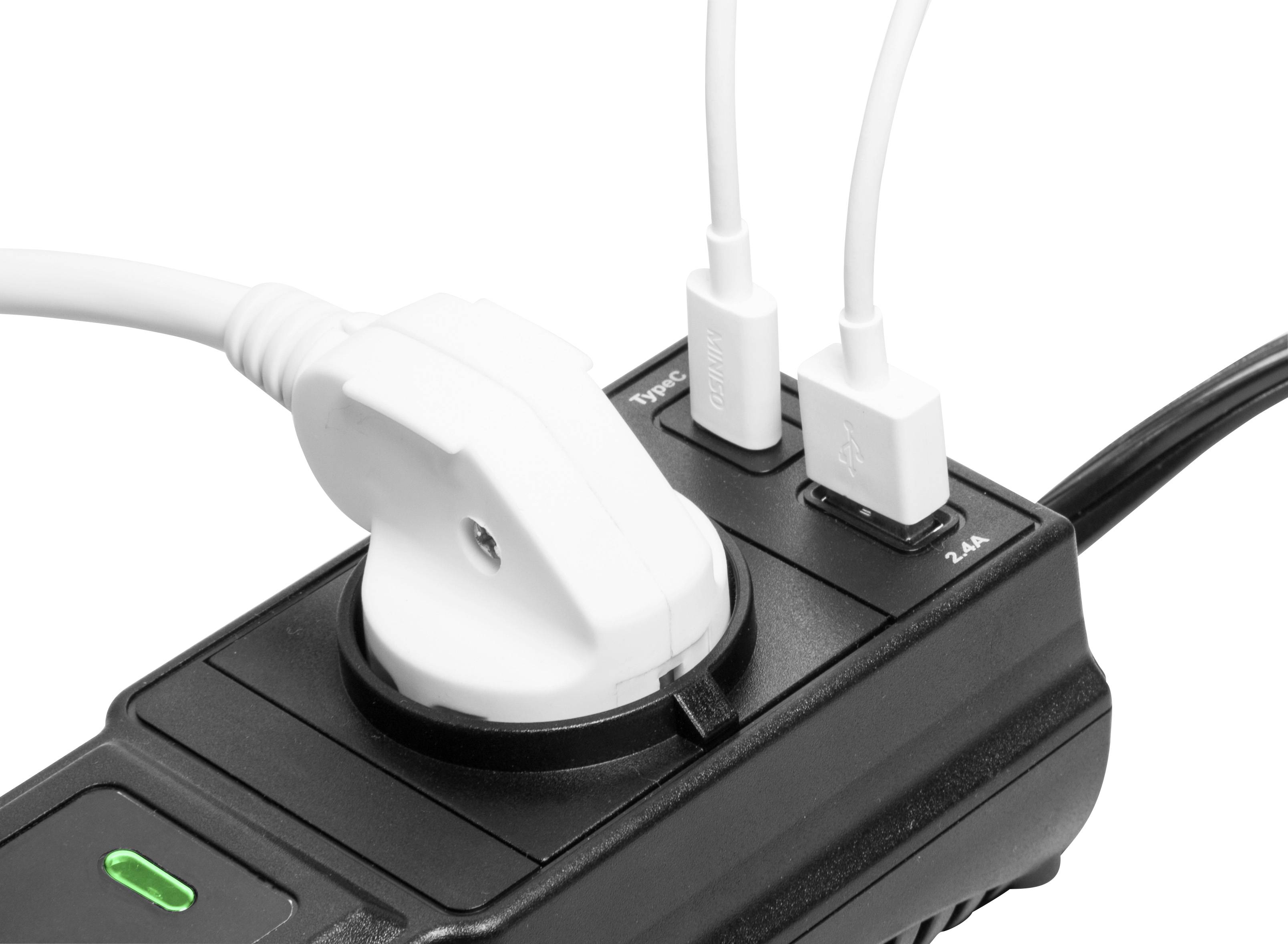 Ein elektrischer Stecker und zwei USB-Kabel sind an eine Mehrfachsteckdosenleiste angeschlossen, die eine grüne Betriebsanzeige zeigt.