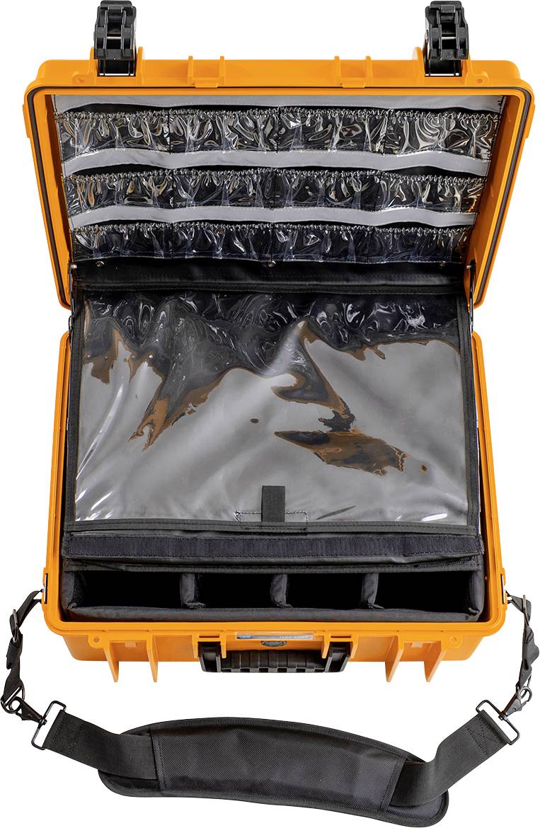 Ein orangefarbener Koffer mit geöffnetem Deckel, innen transparente Fächer zur Aufbewahrung und schwarzer Schultergurt.