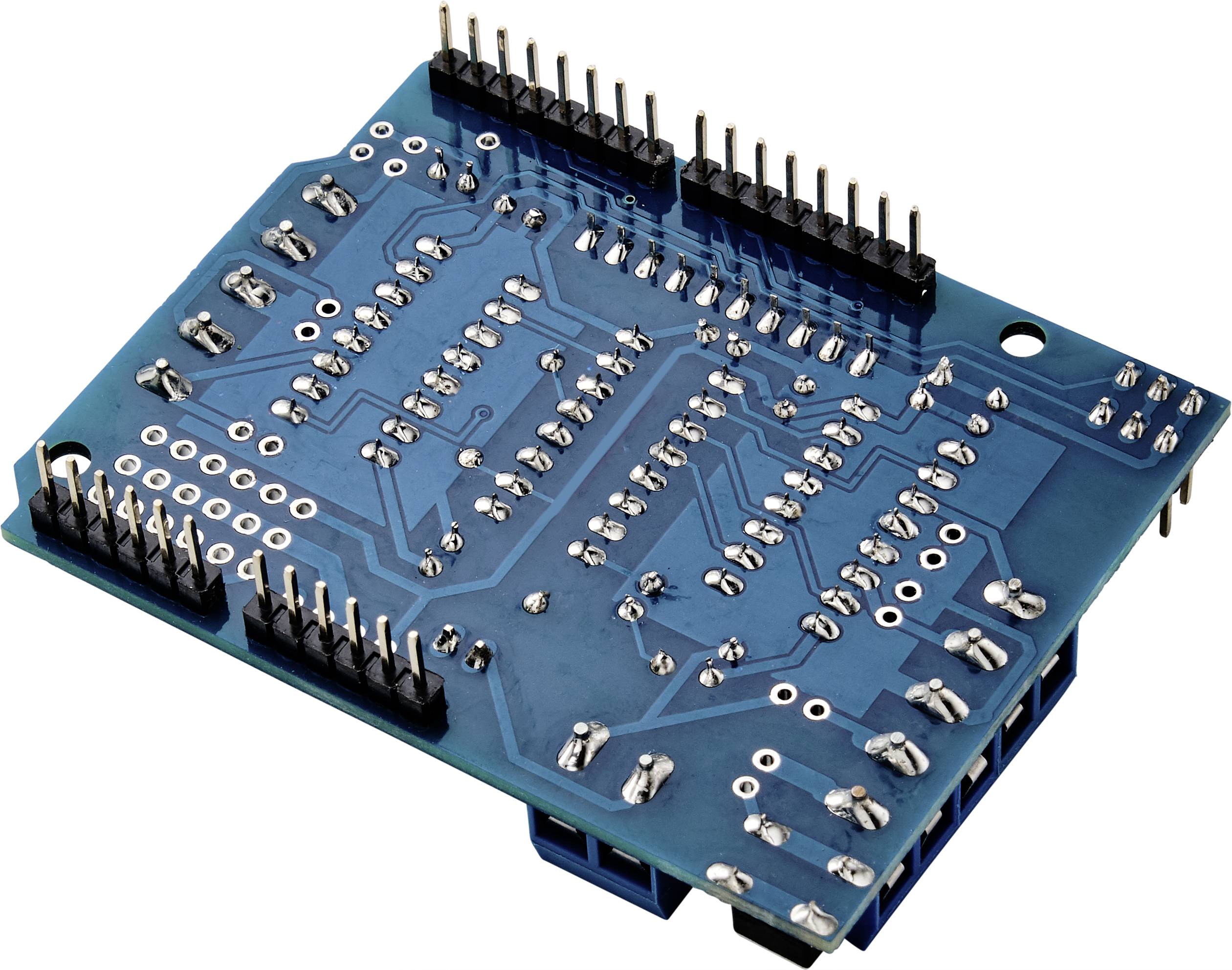 Eine blaue Leiterplatte mit zahlreichen elektronischen Komponenten und Lötstellen, sichtbar sind zahlreiche Stifte für Verbindungen.