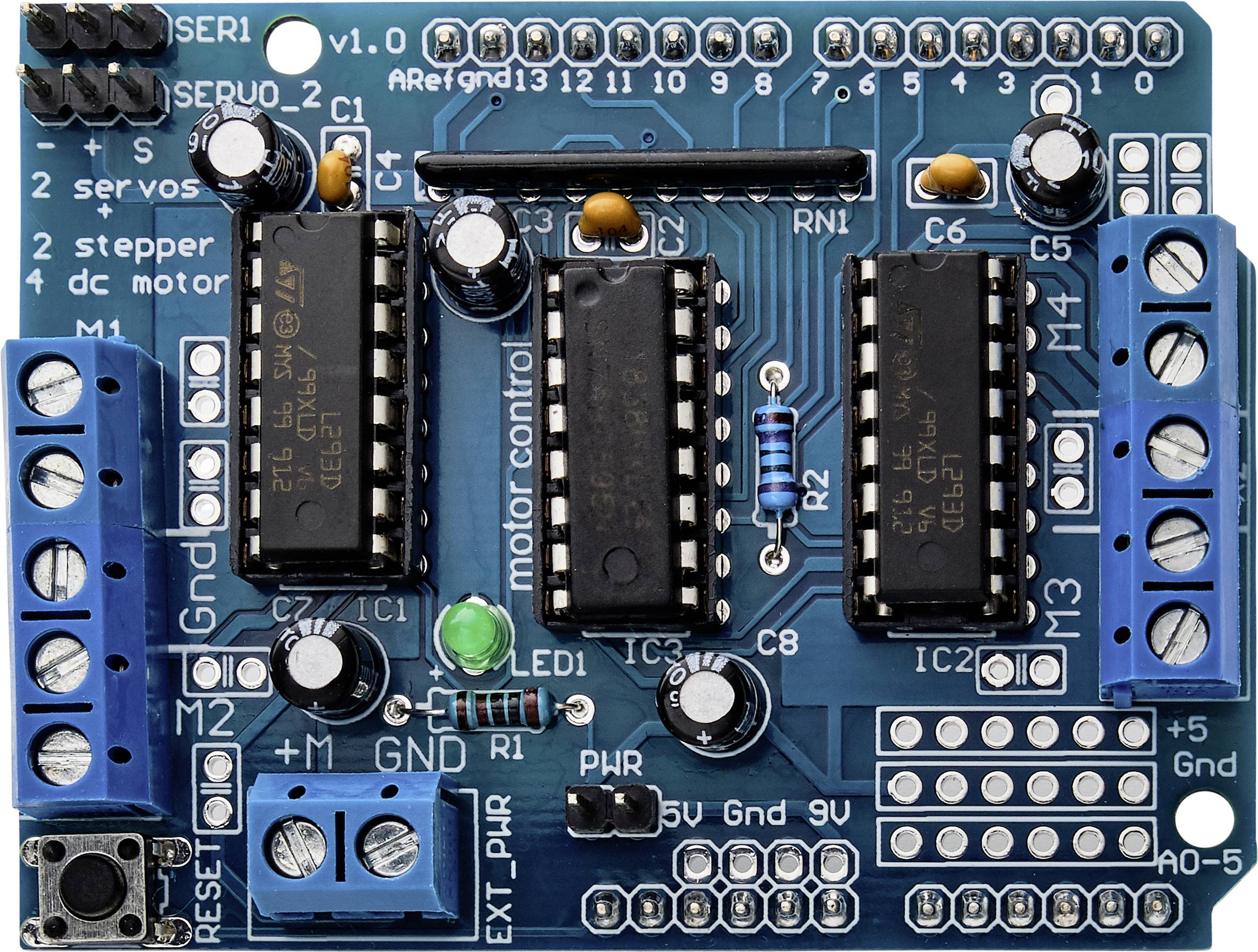 Eine Arduino-Motorshield-Platine mit verschiedenen Anschlüssen und Komponenten zur Steuerung von Servos, Schrittmotoren und DC-Motoren.