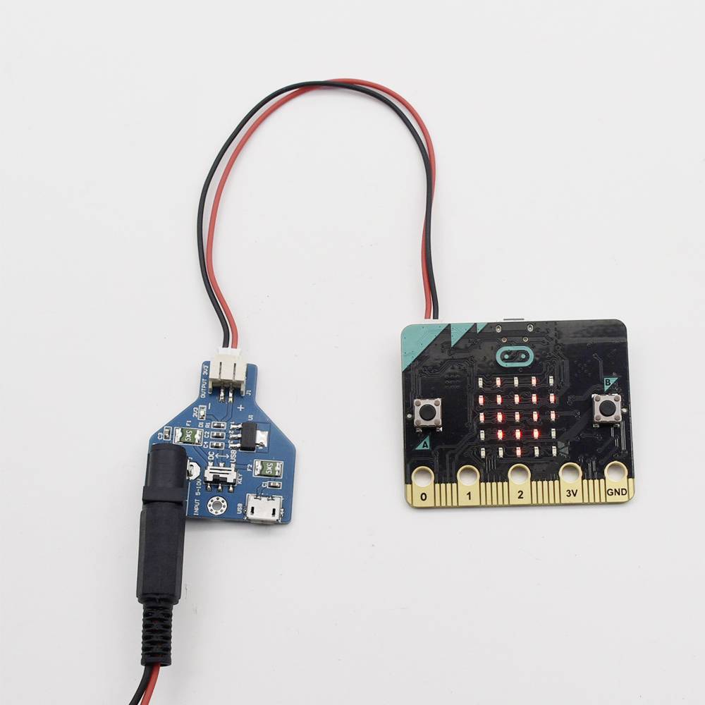 Microcontroller mit Kabel verbunden, leuchtende Anzeige und Schalter auf Platine. Elektronisches Gerät zur Steuerung von Projekten.