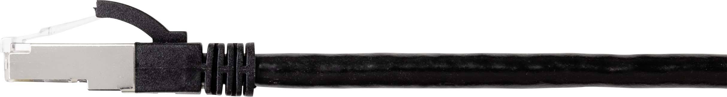 Ein schwarzes Ethernet-Kabel mit einem silbernen Stecker, das zur Übertragung von Daten in Netzwerken verwendet wird.