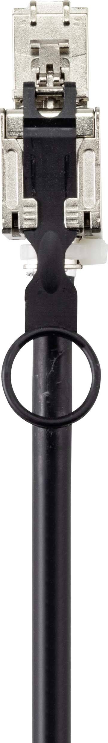 Ein schwarzes Netzwerkkabel mit Metallstecker und Kunststoffschlaufe, vor weißem Hintergrund.