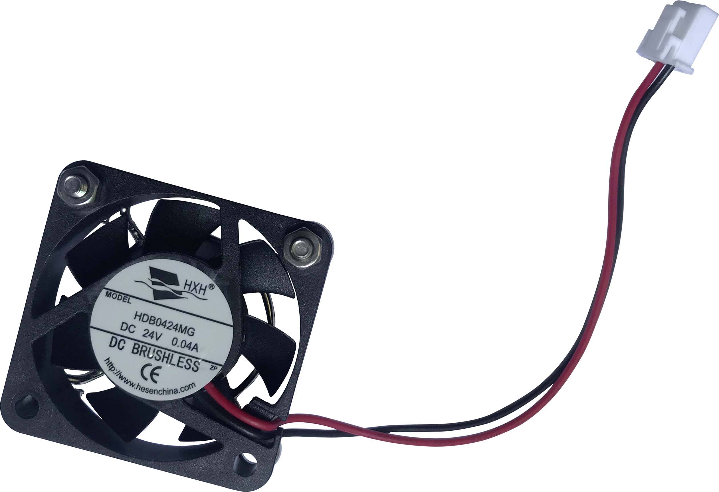 Ein kleiner, quadratischer Lüfter mit einem Kabel und Stecker. Beschriftung zeigt 'DC 24V 0.04A HD8042MG'.