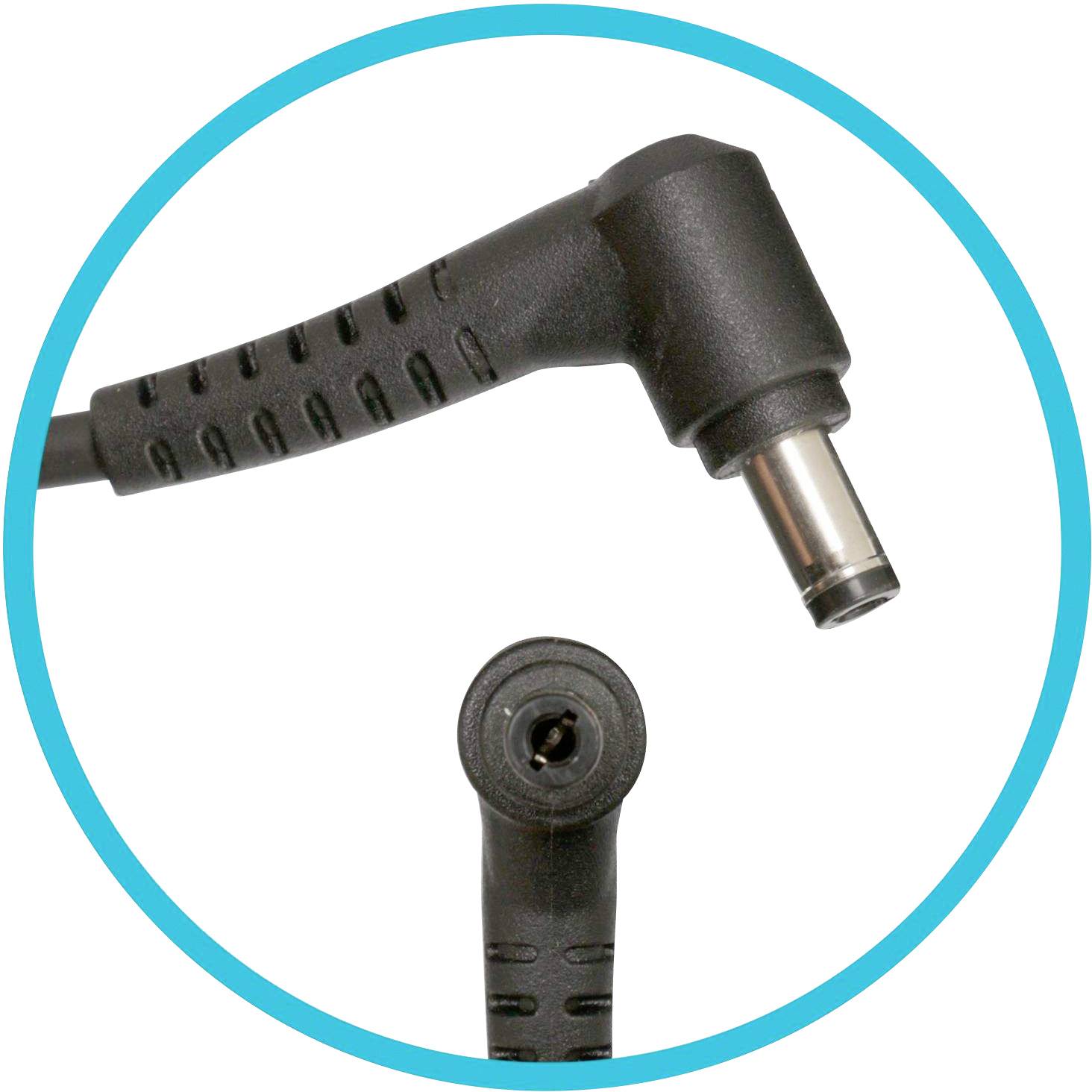 Schwarzer Gleichstromstecker mit abgewinkelter Form und Metallspitze, Ansicht von der Seite und von vorne, um Form und Anschlussart zu zeigen.