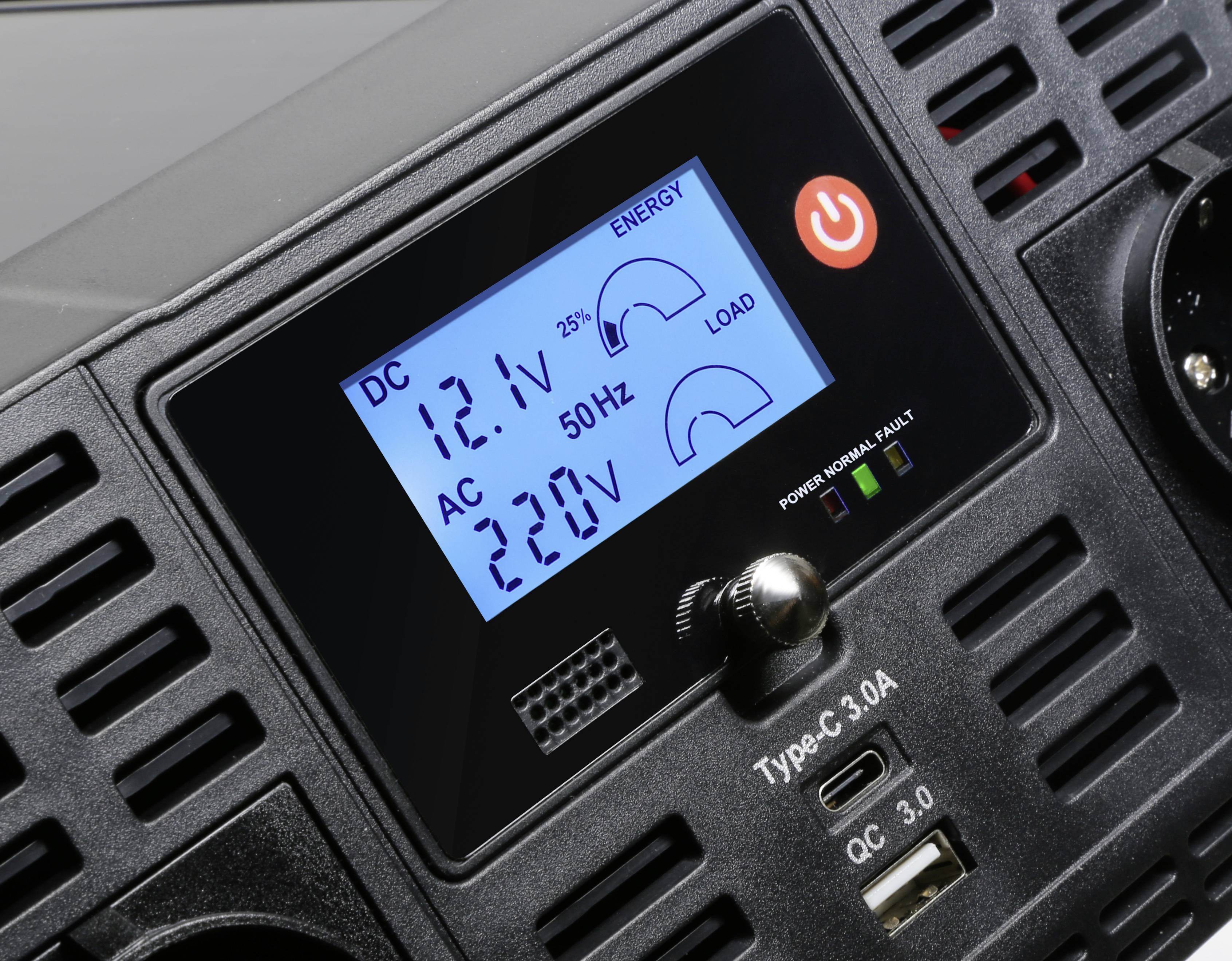 Anzeige eines Energiemessgeräts mit digitaler Anzeige für DC-Spannung 12.1V, AC-Spannung 22.0V, Energieverbrauch und Leistungslast.