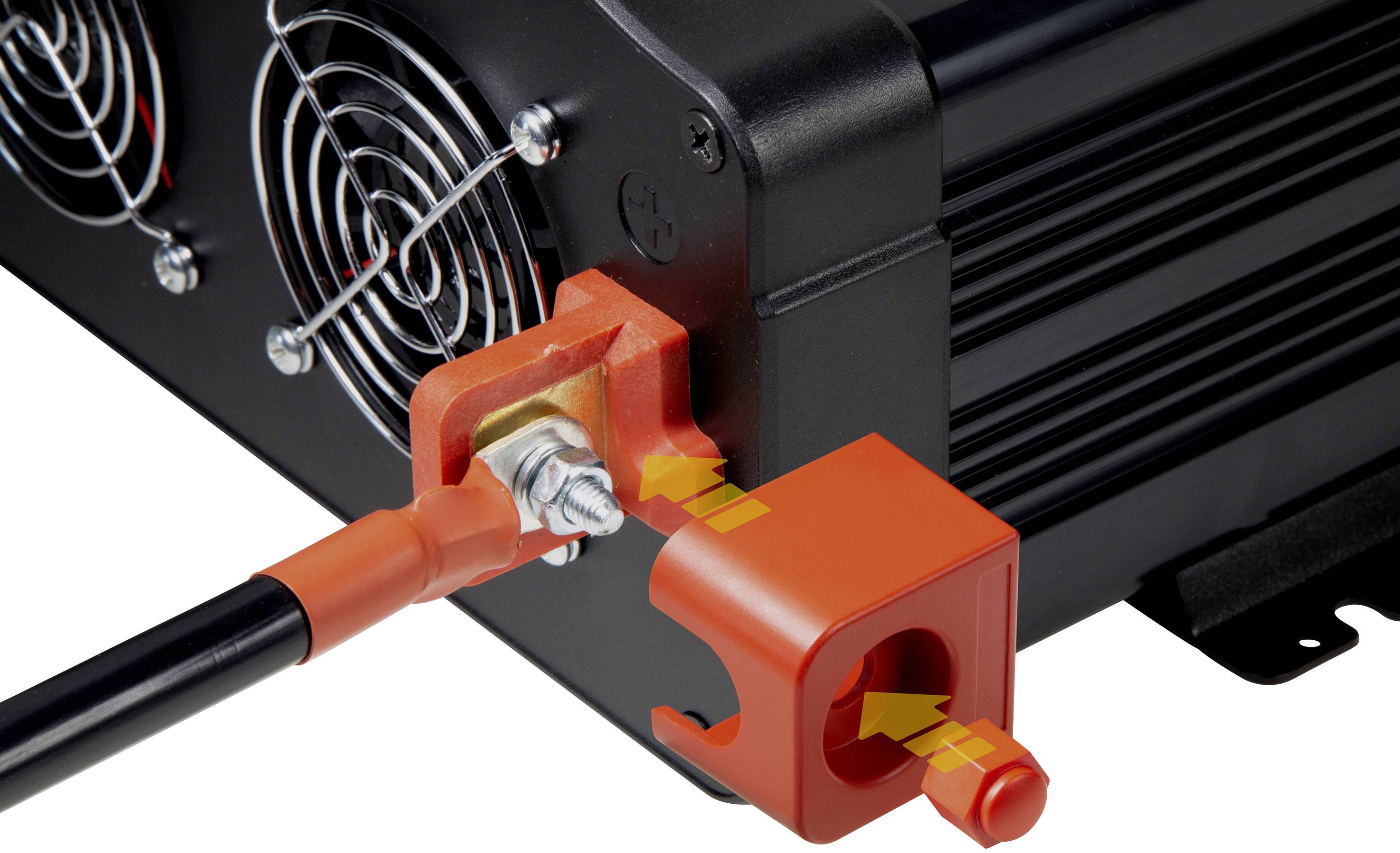 Ein Wechselrichter mit Kabelverbindung, die durch eine orangefarbene Abdeckung gesichert ist. Pfeile zeigen die Verbindungsrichtung.