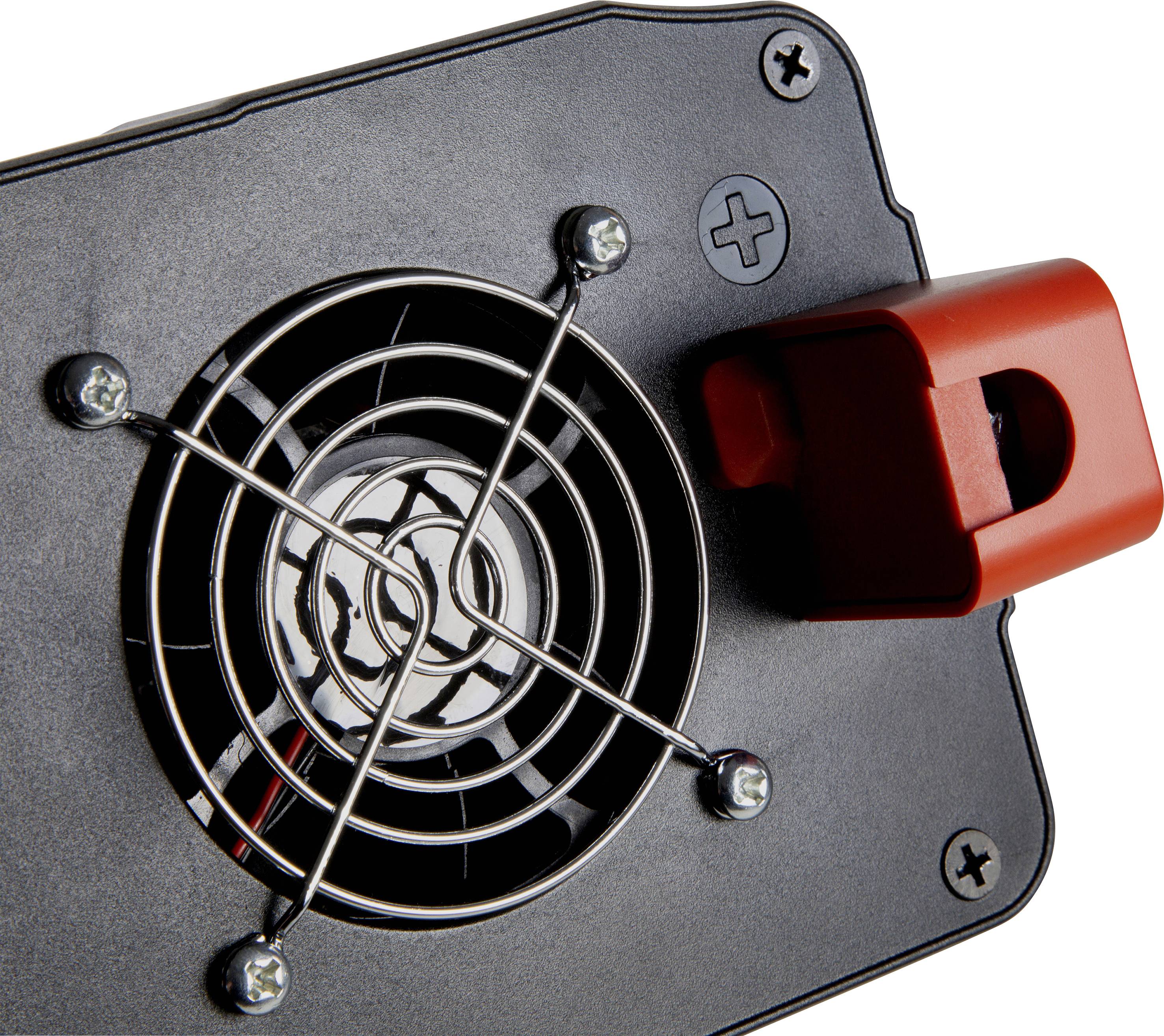 Kühllüfter mit Metalldrahtgitter auf schwarzem Gehäuse, daneben eine rote Klappe an einer elektrischen Einrichtung.