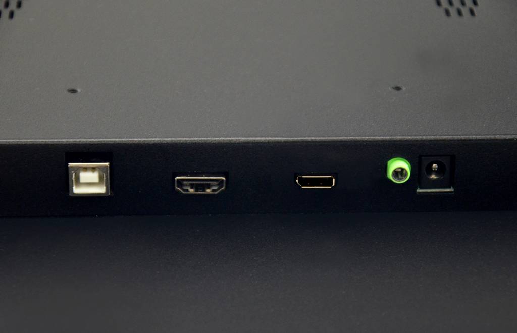 Geräterückseite mit USB-, HDMI-, Mini-USB-, Kopfhöreranschluss und Stromanschluss.