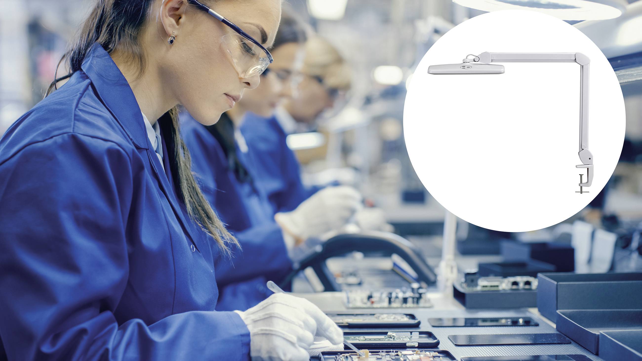Eine Frau in blauer Arbeitskleidung montiert Elektronik in einer Fabrik. Im Kreis rechts oben ist eine verstellbare Lampe abgebildet.