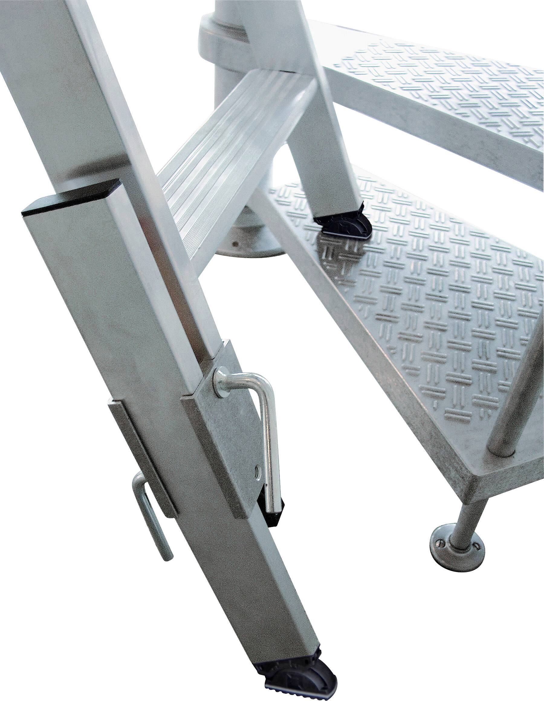 'Aluleiter' zeigt den unteren Teil einer Aluleiter mit Sicherheitsstufen und rutschfesten Füßen, geeignet für Heimwerkerarbeiten.