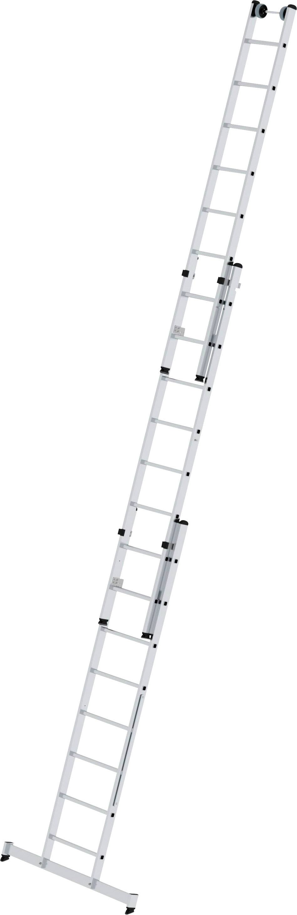 Eine lange, ausgefahrene Aluminiumschiebeleiter, die in einem hohen Winkel steht, ideal für Arbeiten in großer Höhe.