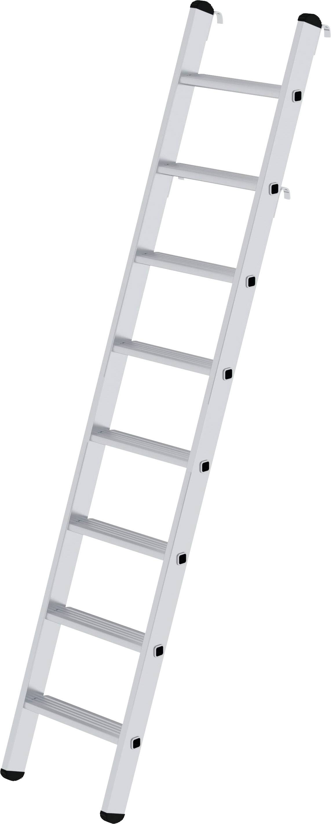 Eine Aluminiumleiter mit sieben Sprossen gegen einen weißen Hintergrund. Die Leiter ist schräggestellt und hat schwarze Enden an den Seiten.