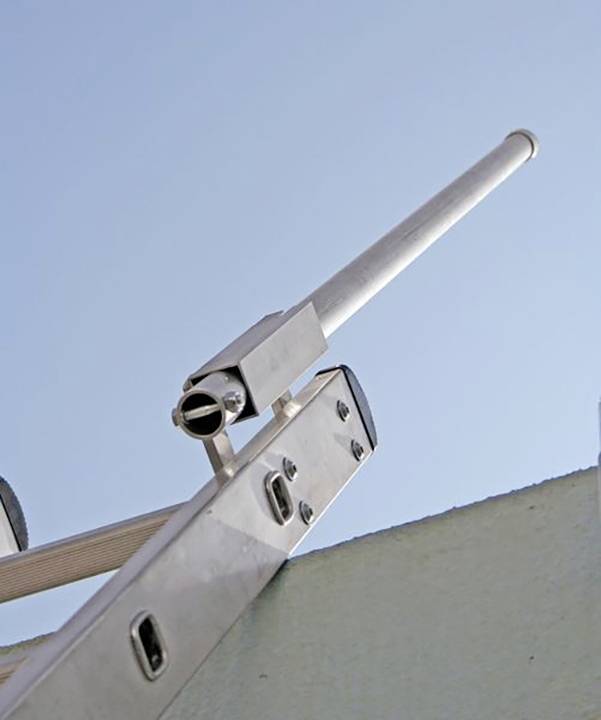 Ein Meteoritenschauer-Detektor montiert auf einem Mast vor einem klaren blauen Himmel.